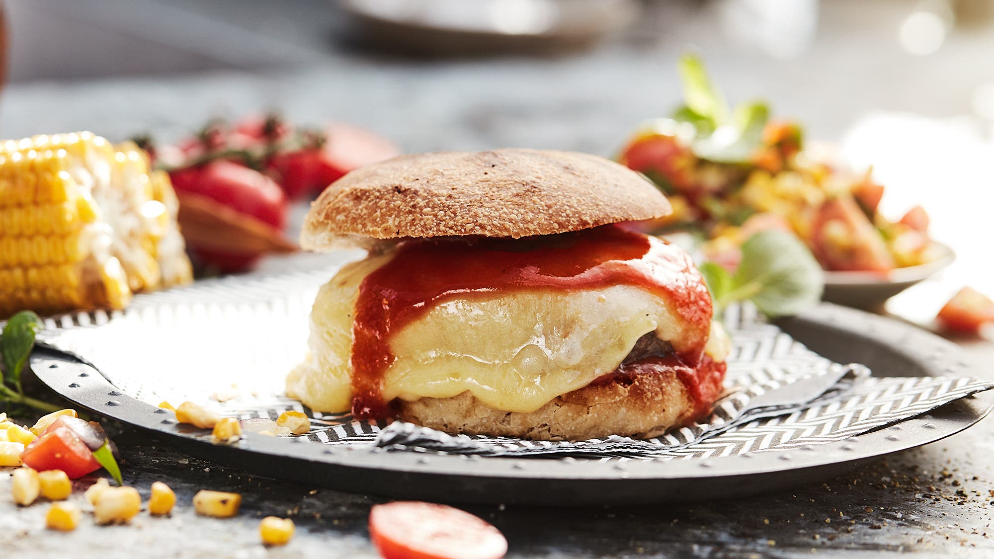 Cheeseburger med quicksaus og sprø maissalat