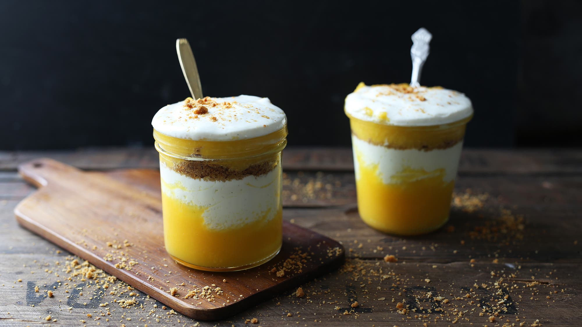 Tilslørte bondepiker med mango og vaniljekesam