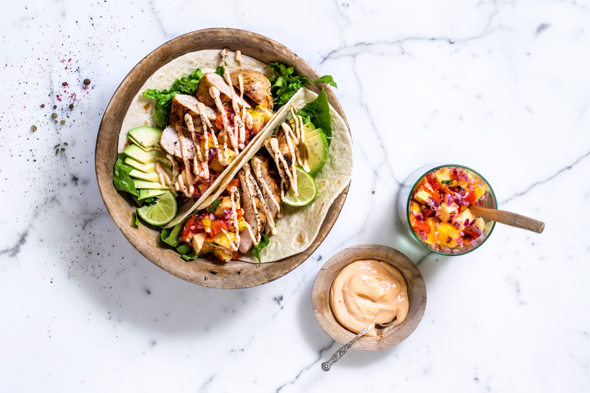 Taco med grillet Livèchekylling, ananassalsa og chilimajones