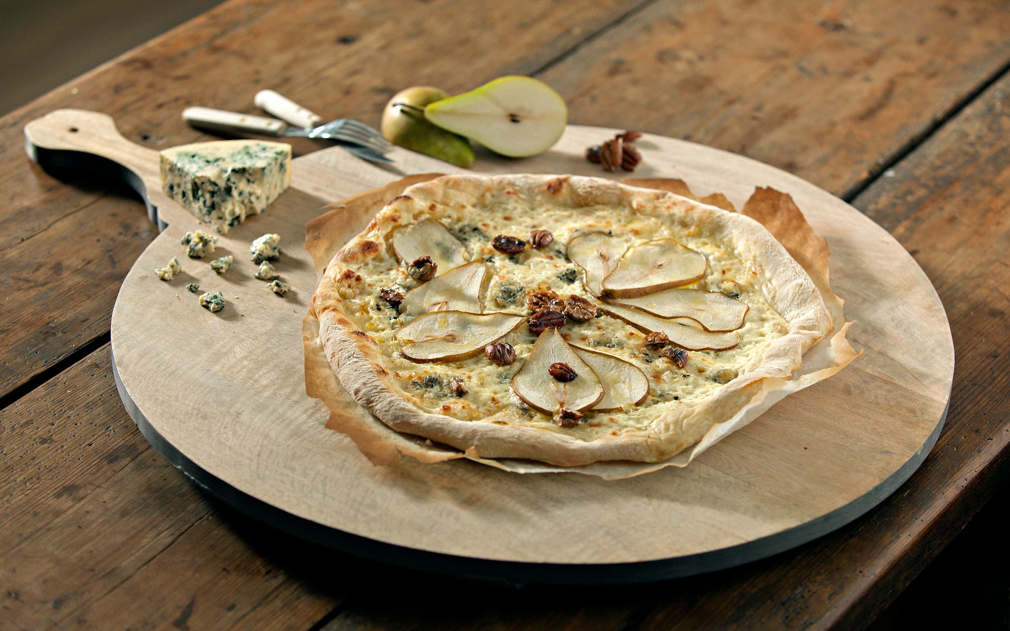 Pizza med blåmuggost, pære og karamelliserte valnøtter