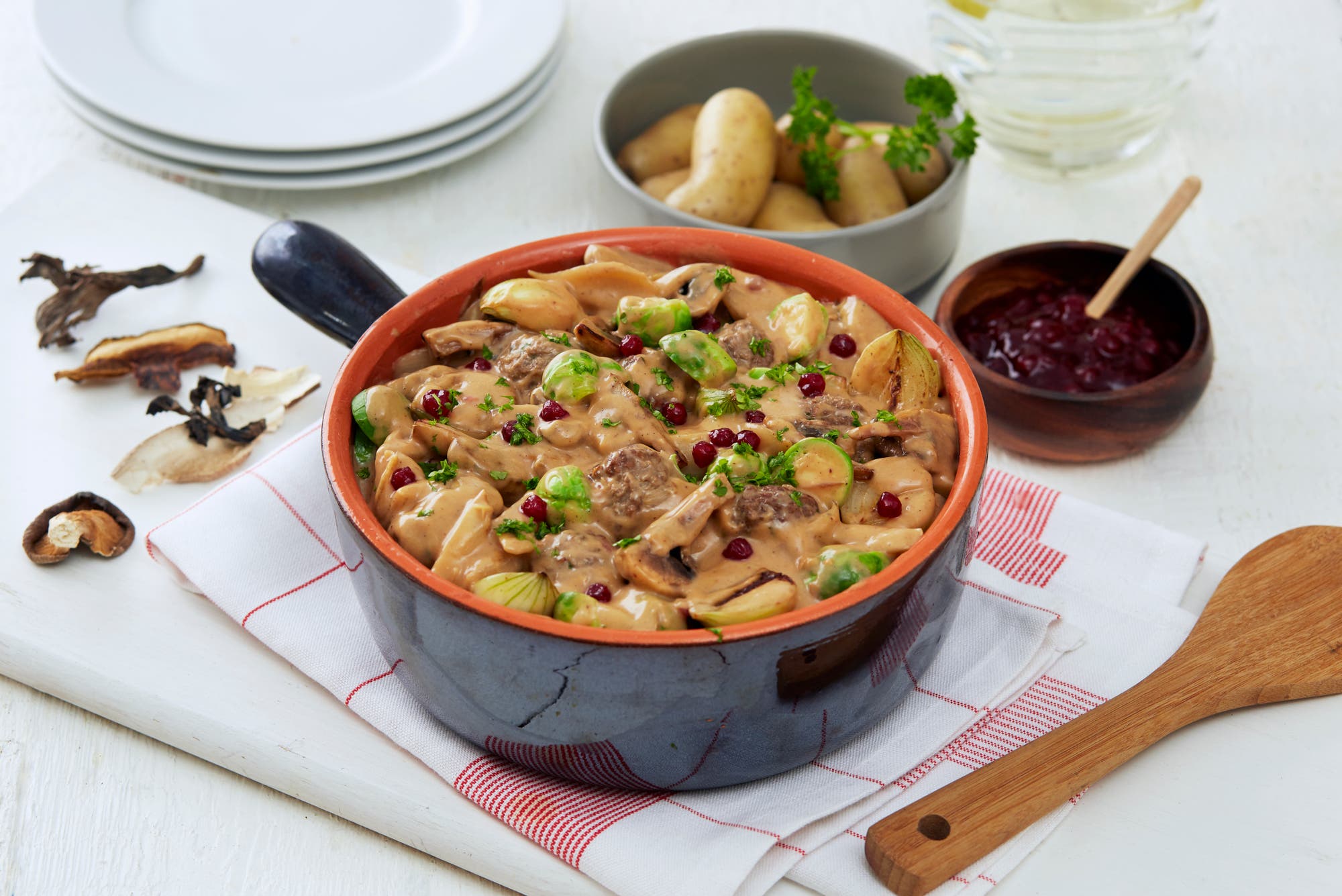 Kjøttboller i jegergryte med løk, sopp og rosenkål