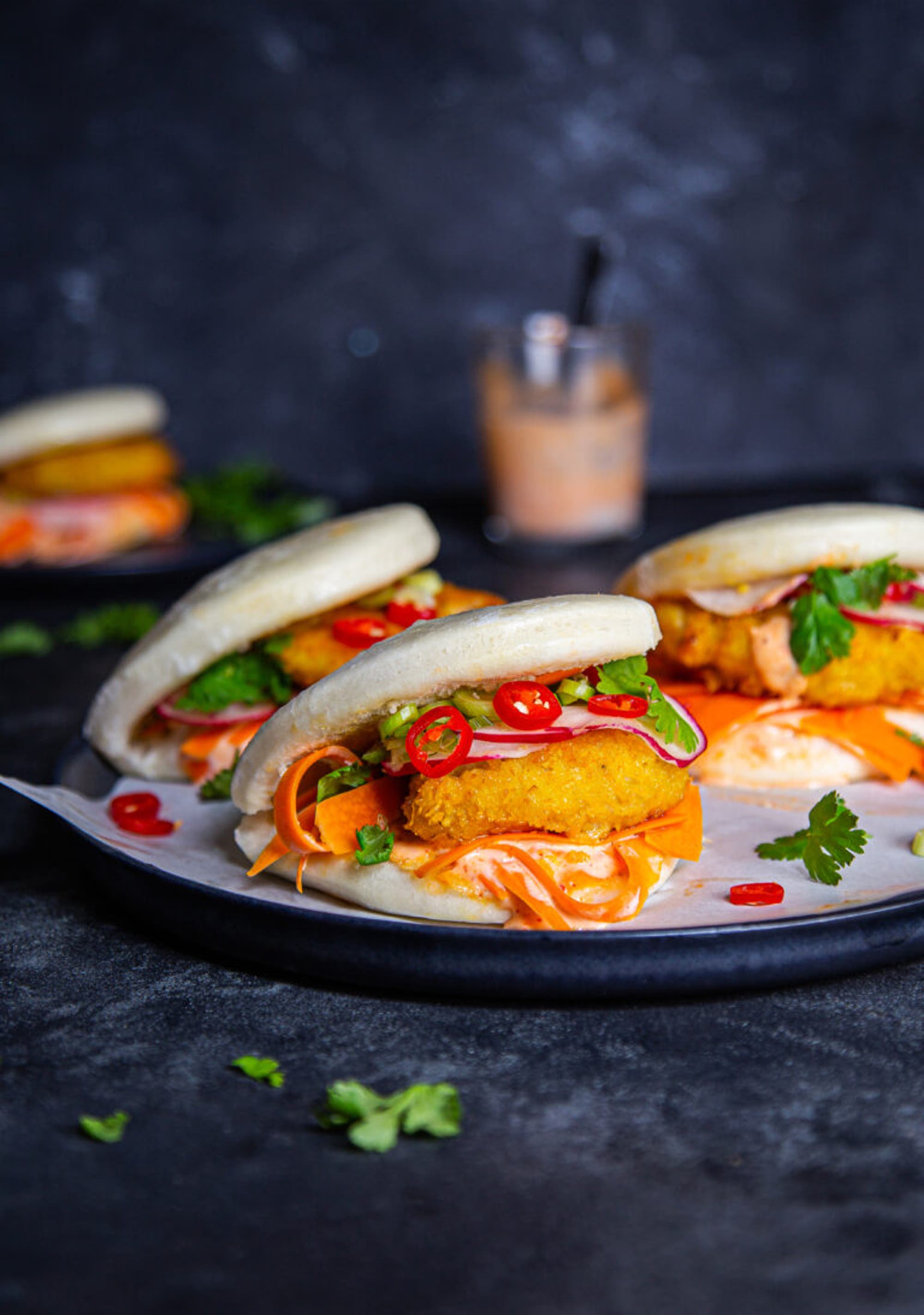 Steam buns med crispy kylling lårkjøtt og syltede grønnsaker