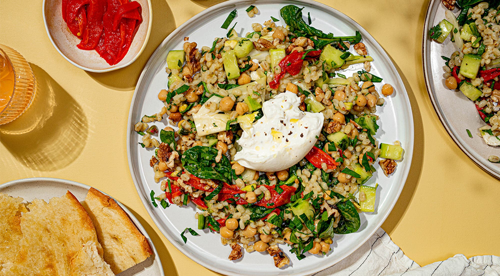 Middelhavssalat med byggryn og mozzarella