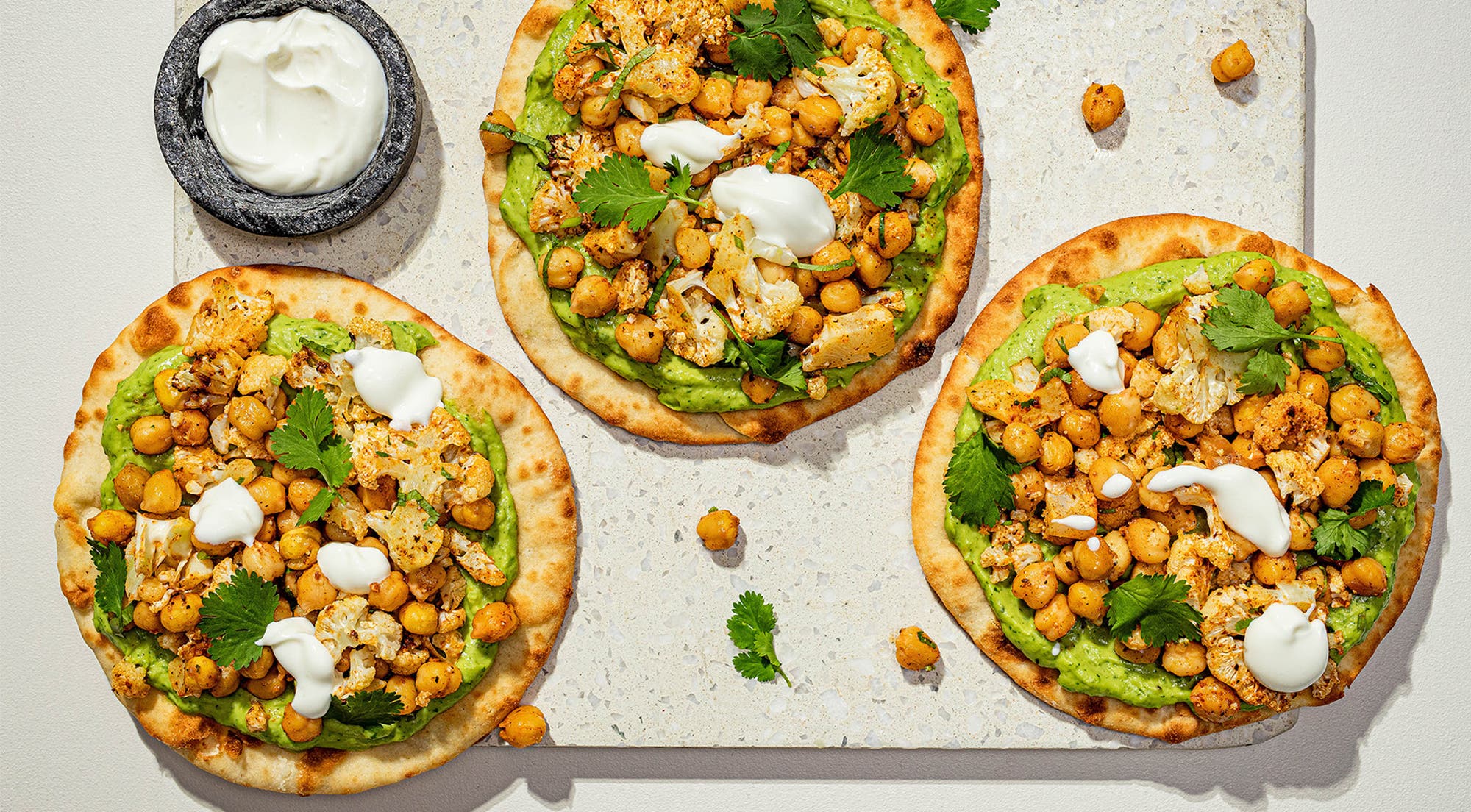Minipizza med sprø grønnsaker og kremet avokado