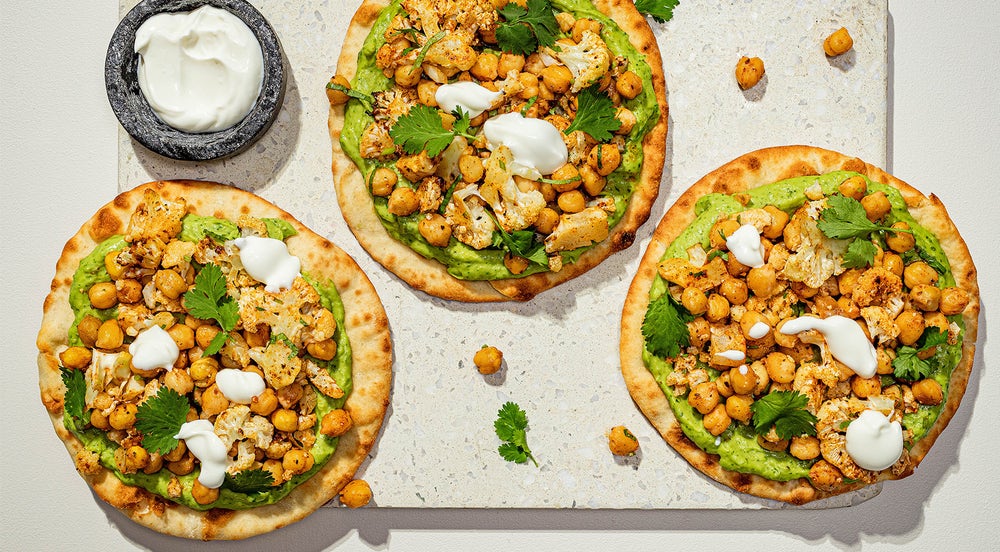 Minipizza med sprø grønnsaker og kremet avokado
