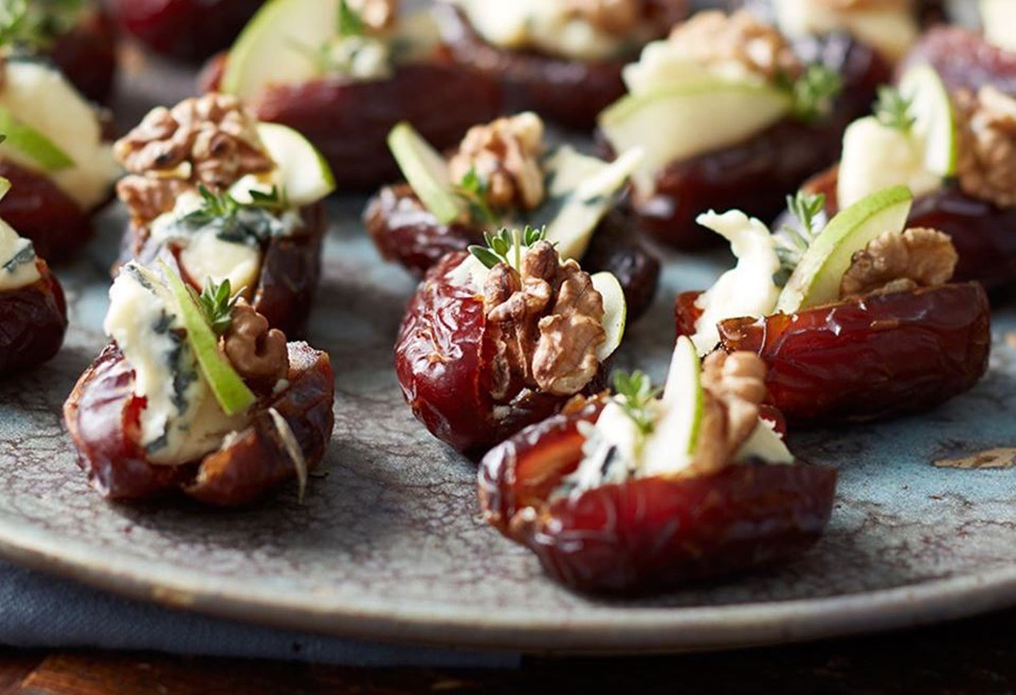 Fylte dadler med blåmuggost, valnøtter og pære