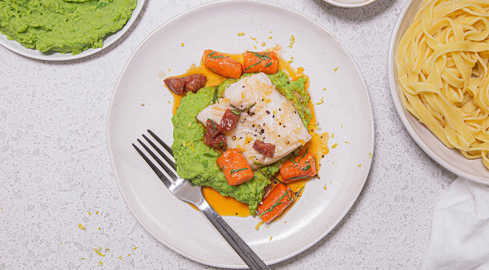 Ovnsbakt skrei med tagliatelle, ertepuré, chorizo og gulrot