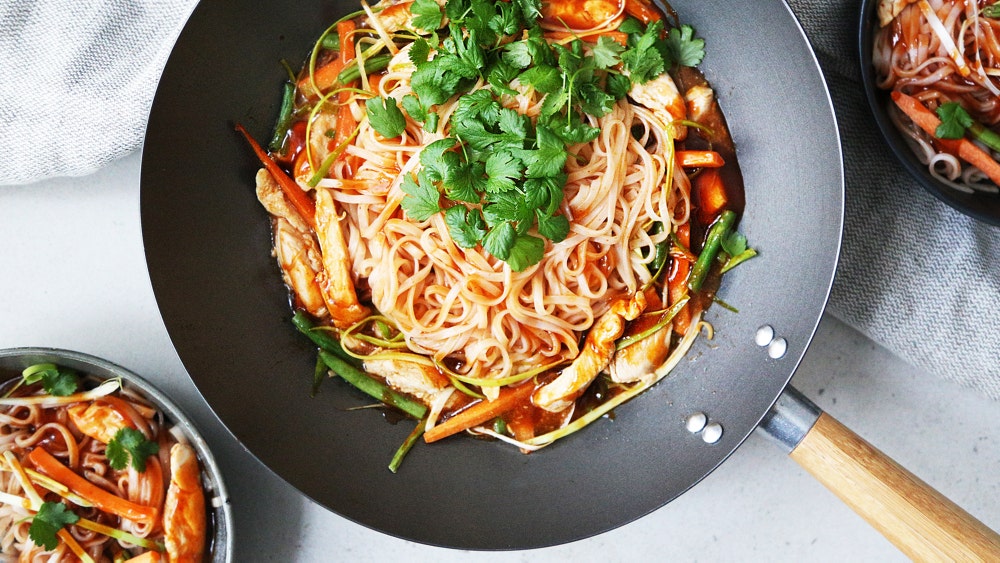 Wok med kylling, nudler og grønnsaker
