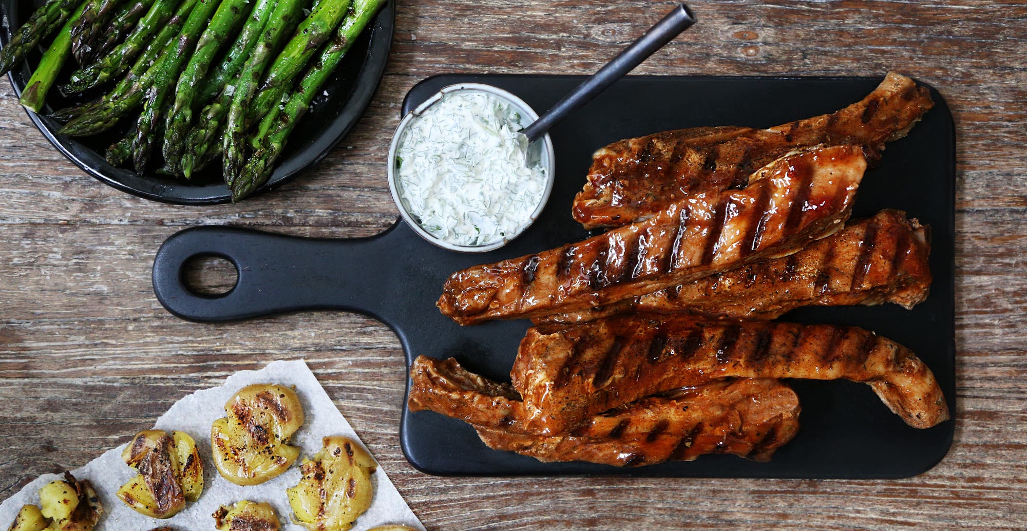 Grillede spareribs med knuste poteter og asparges