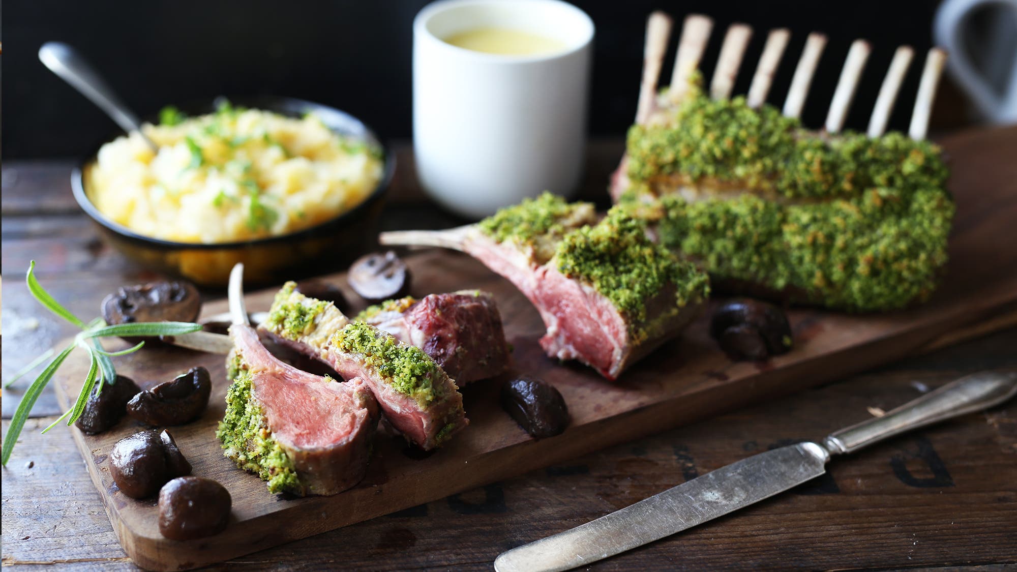 Lammecarré med urteskorpe, rotmos og sopp