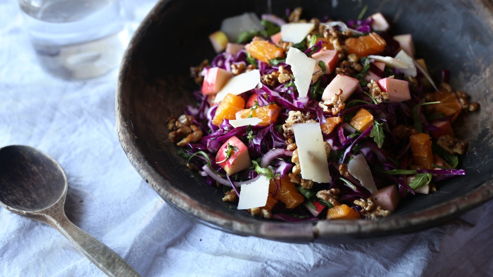 Rødkålsalat med honningglaserete valnøtter