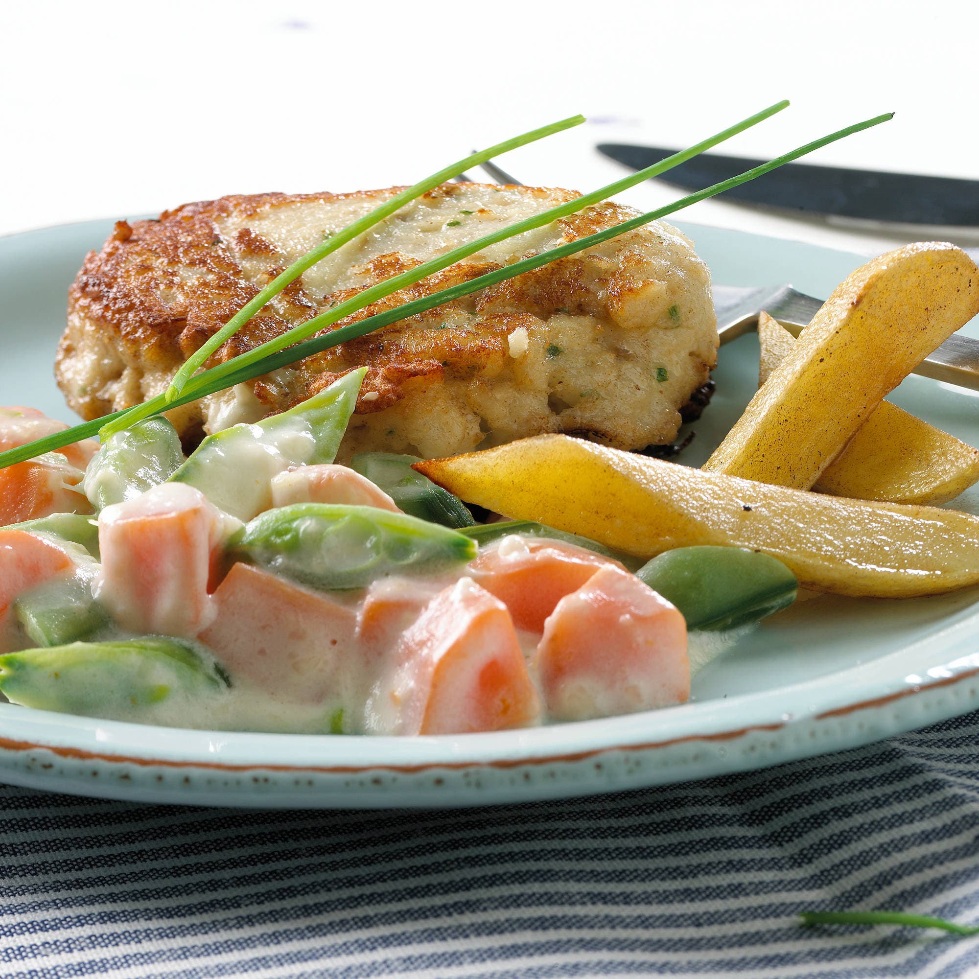 Grove fiskekaker med gulrotstuing