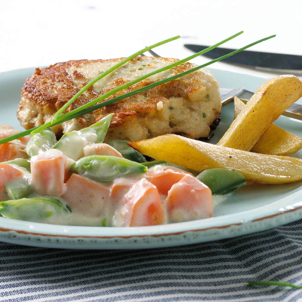 Grove fiskekaker med gulrotstuing