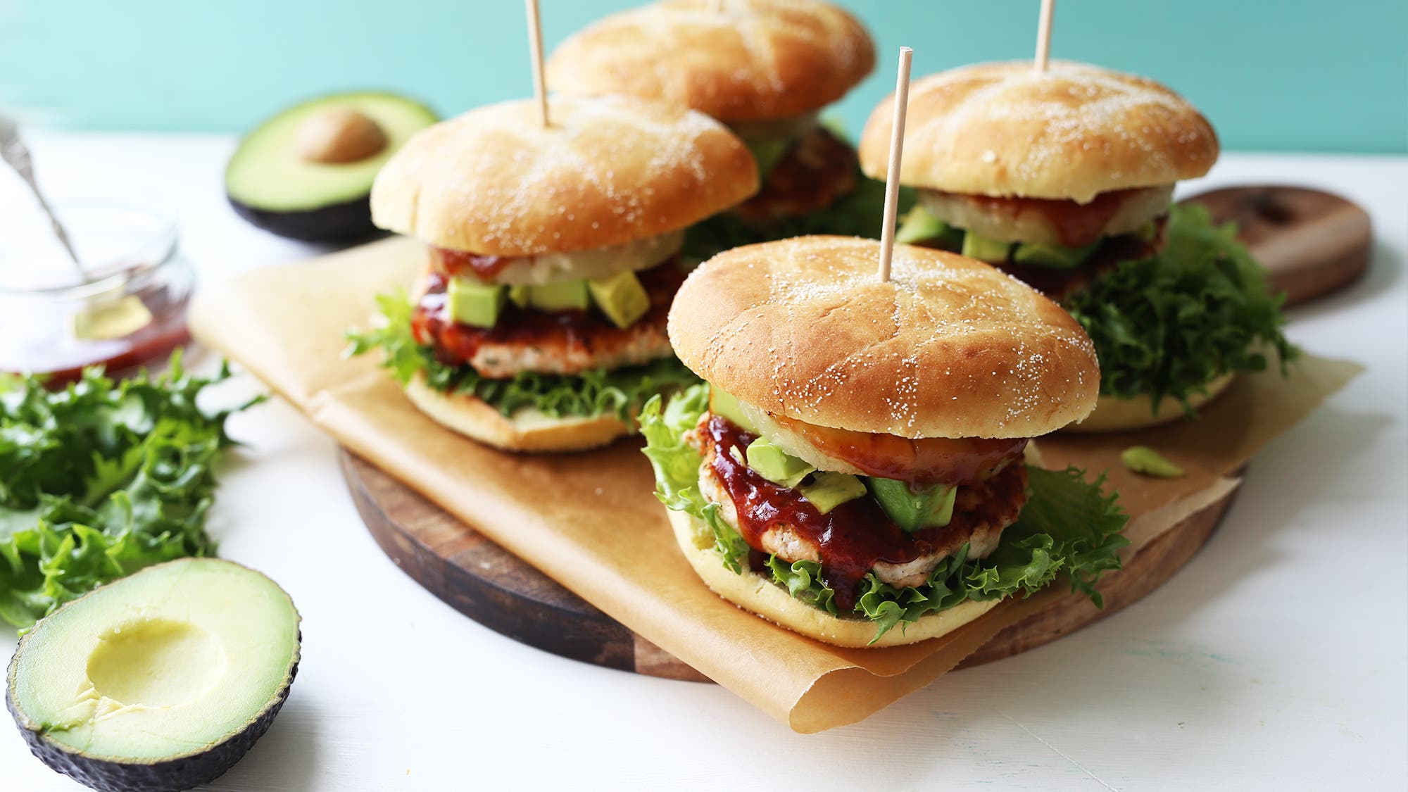 Lakseburger med avocado og ananas