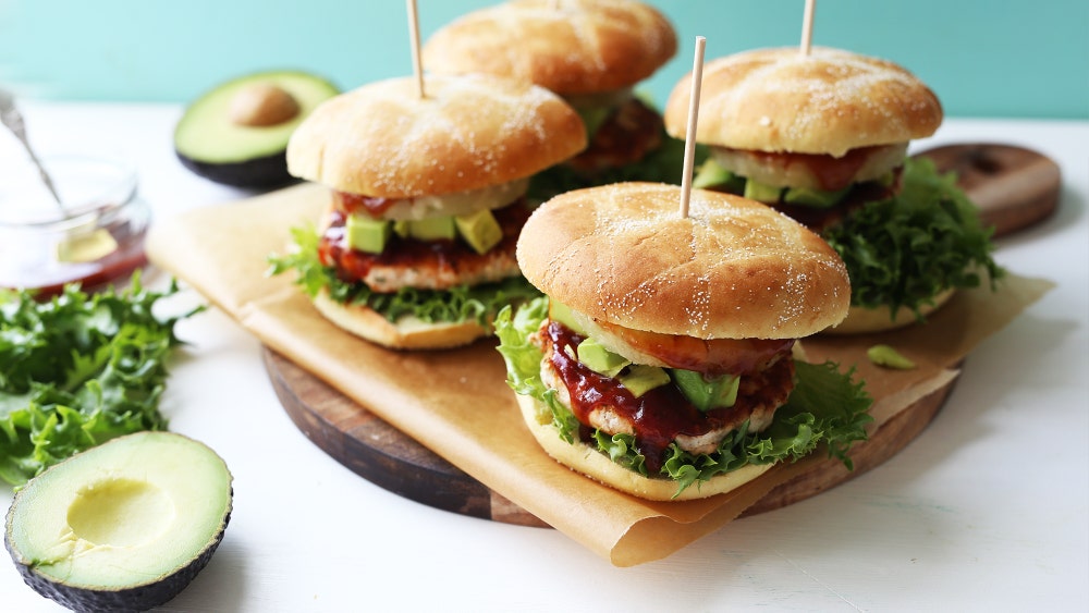 Lakseburger med avocado og ananas
