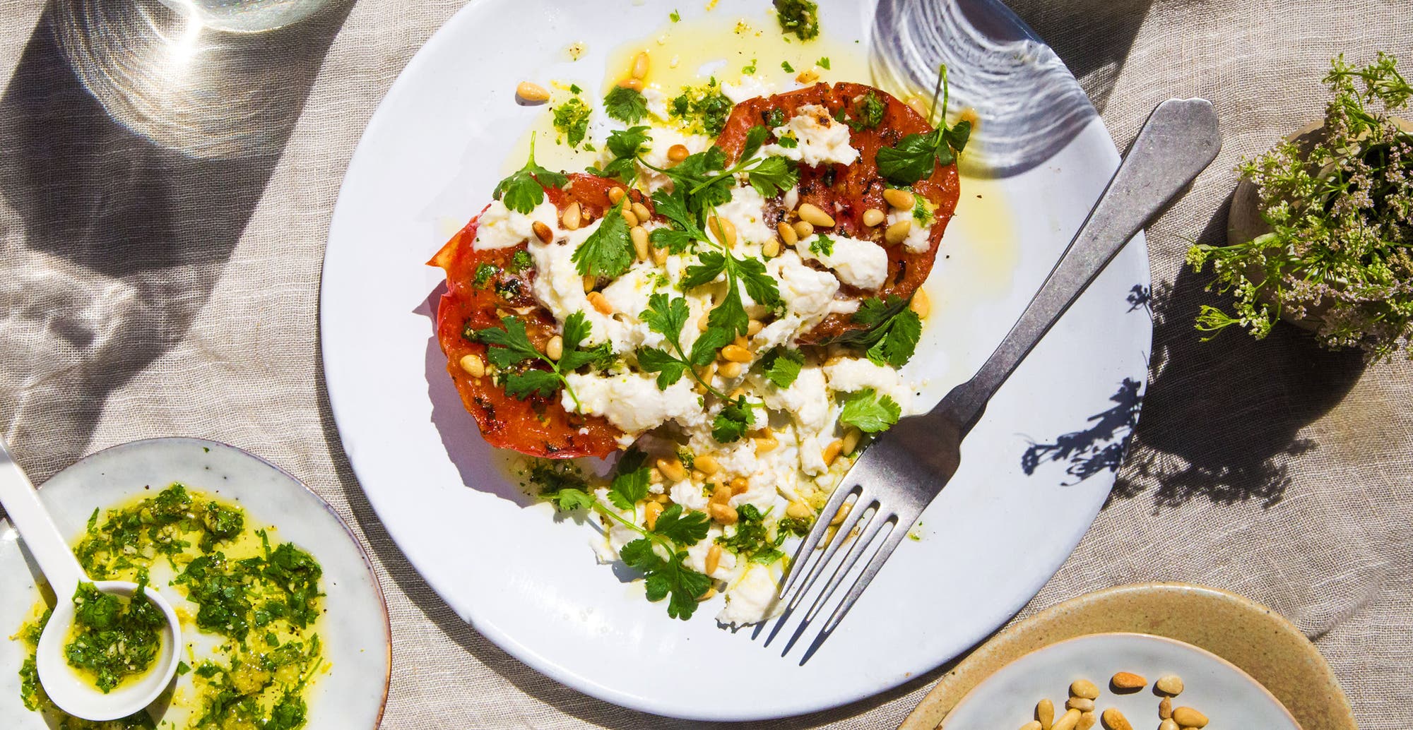 Grillet bifftomat med mozzarella og pinjekjerner