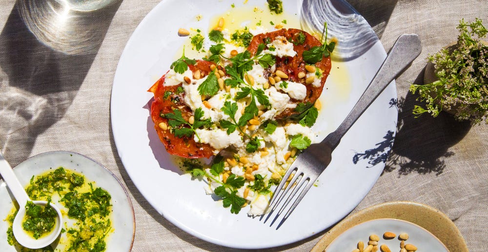 Grillet bifftomat med mozzarella og pinjekjerner
