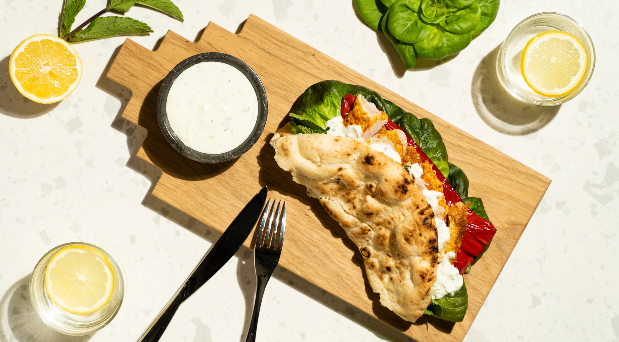 Saftige nanbrød med kylling og tzatziki