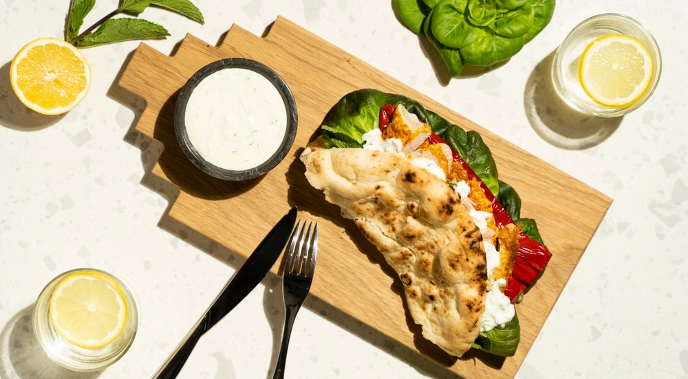 Saftige nanbrød med kylling og tzatziki