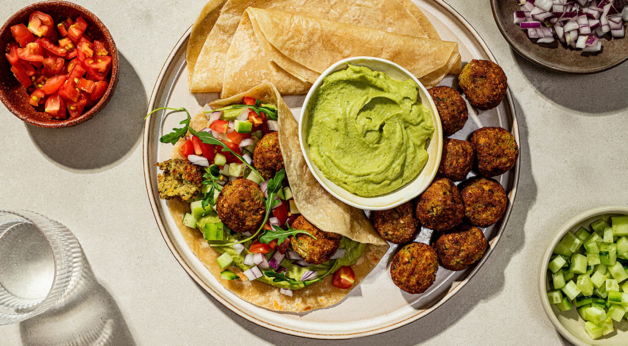 Falafelwrap med  avokadohummus