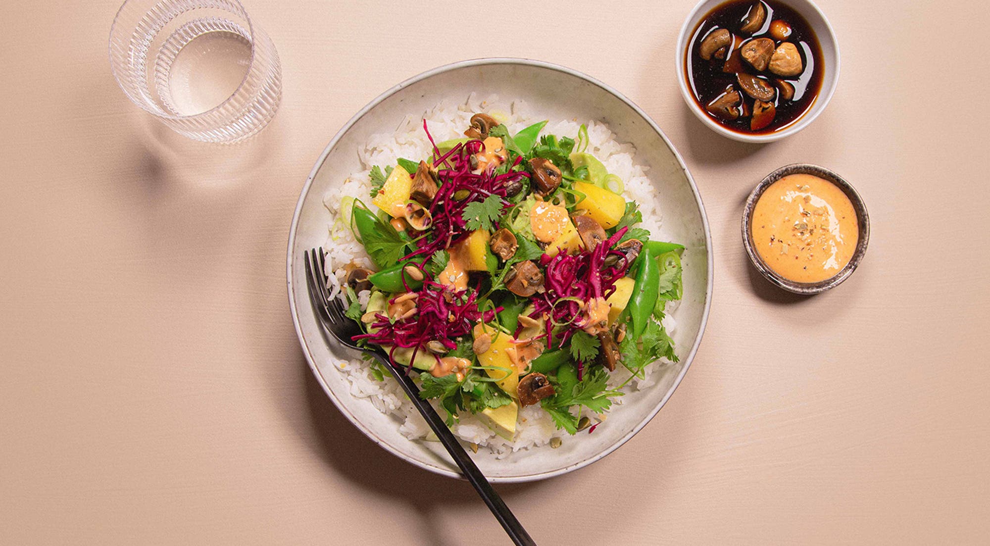 Poke bowl med soyachampignon, avokado og mango