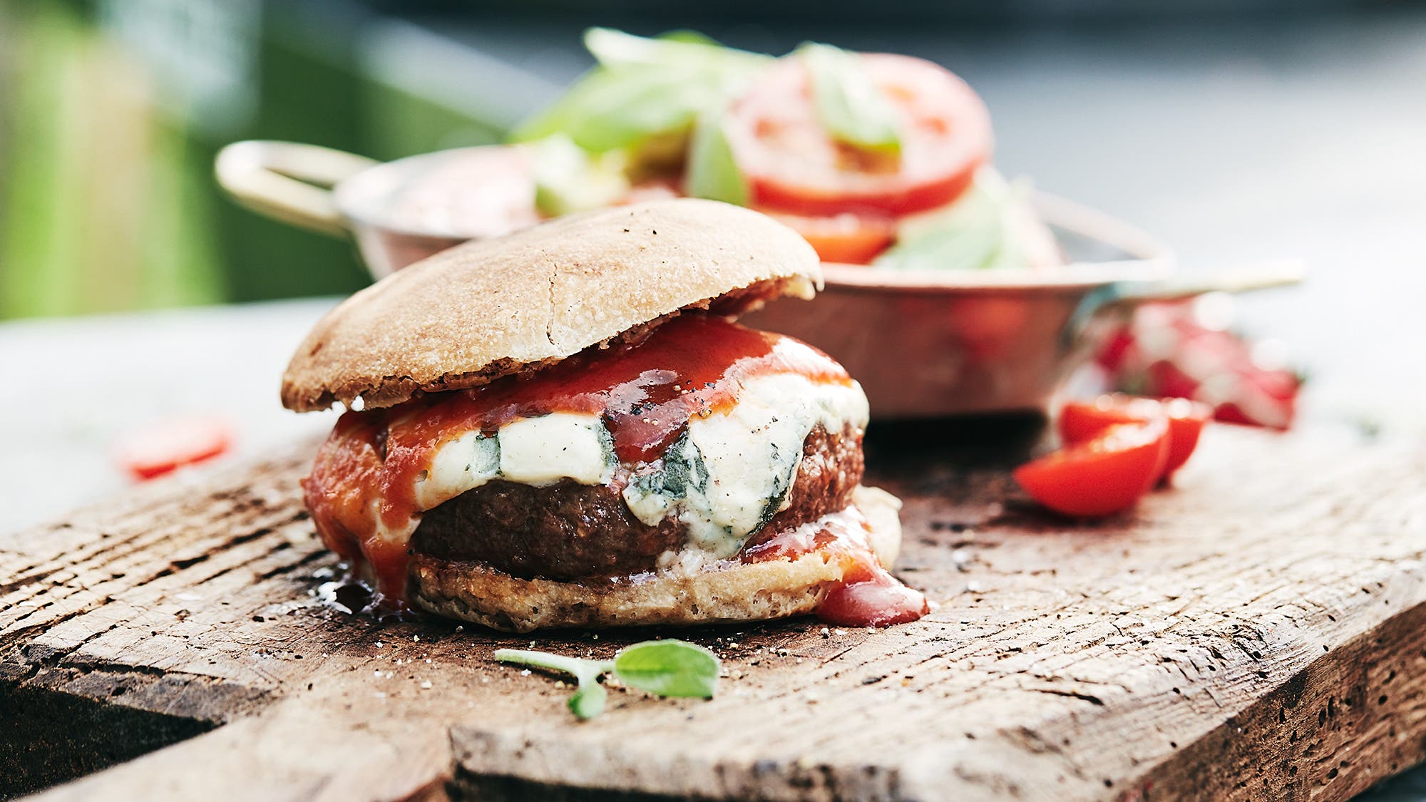 Angusburger med blåmuggost og avokadosalat