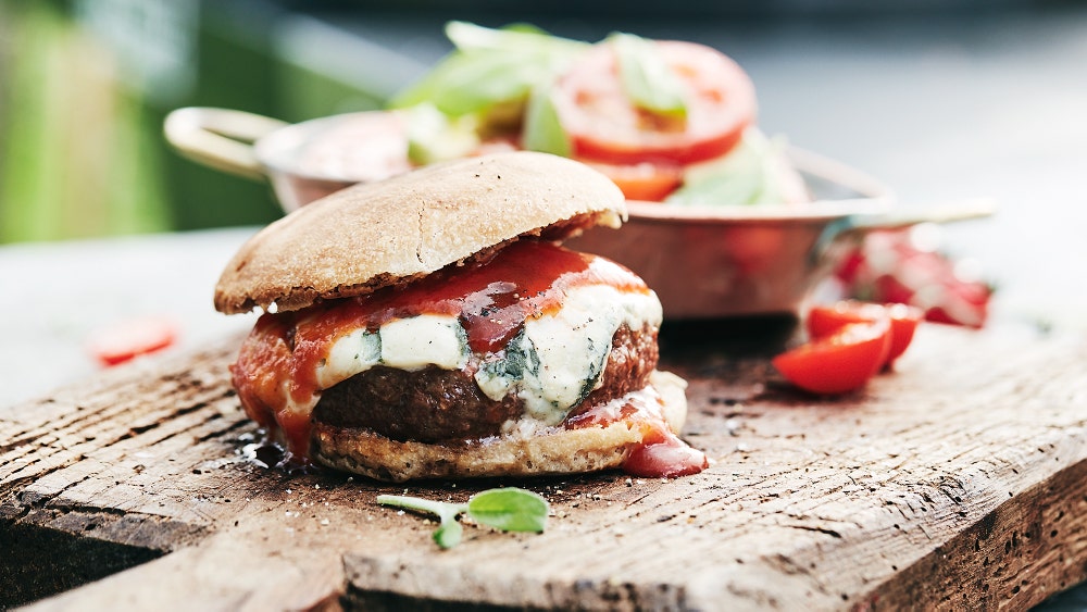 Angusburger med blåmuggost og avokadosalat
