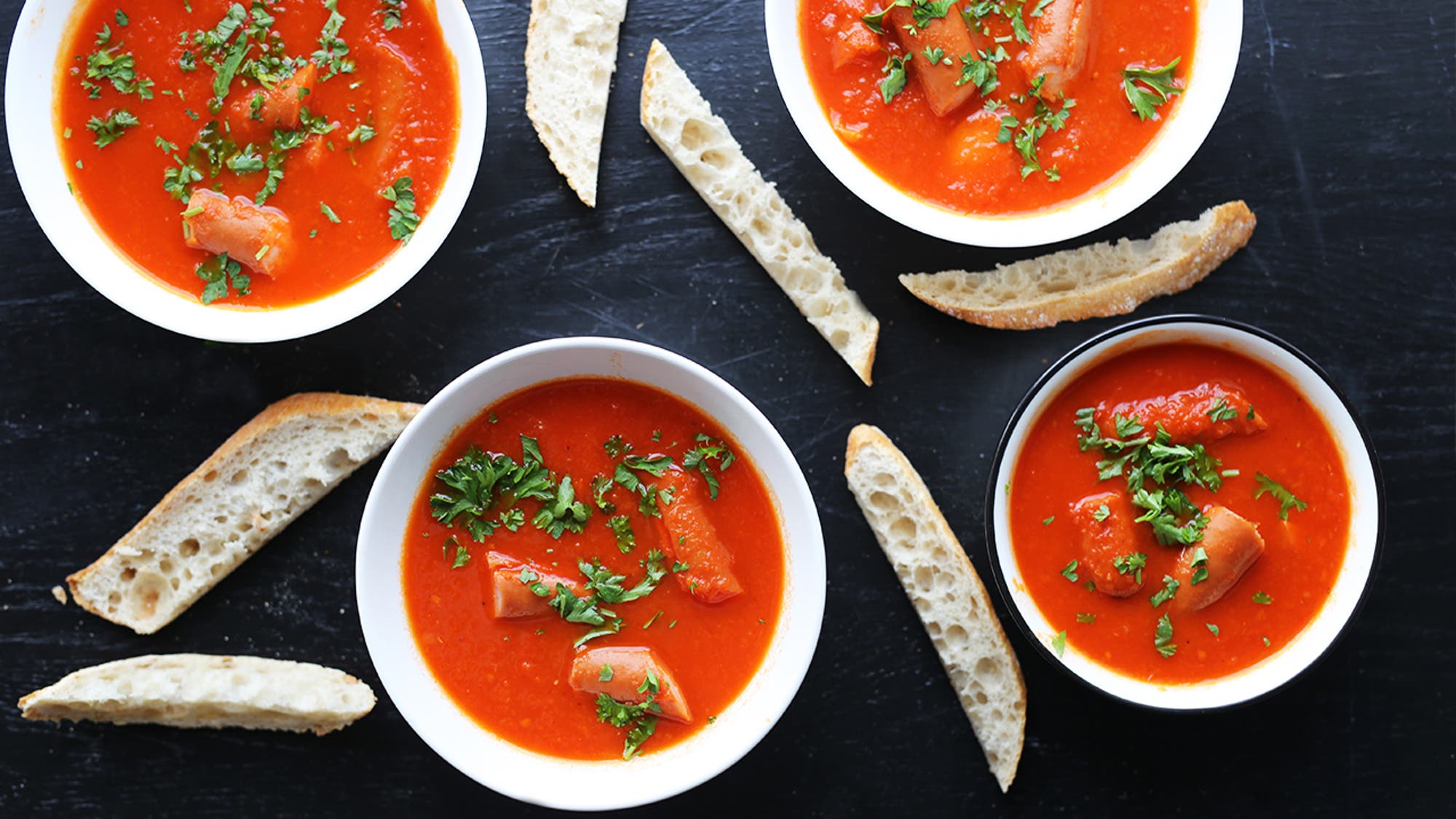 Hjemmelaget tomatsuppe med pølser