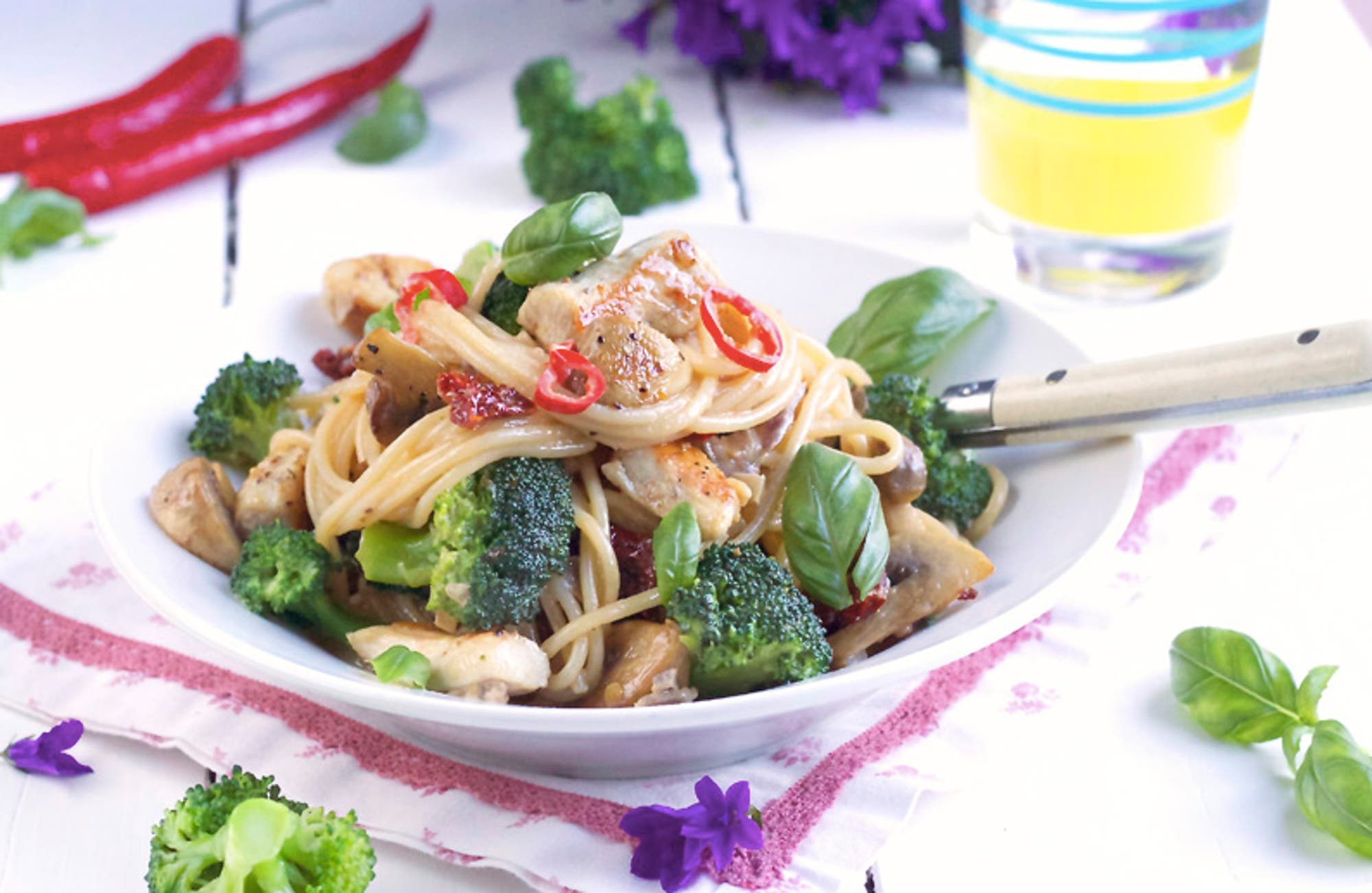 Kremet spaghetti med kylling, soltørket tomater og champignon