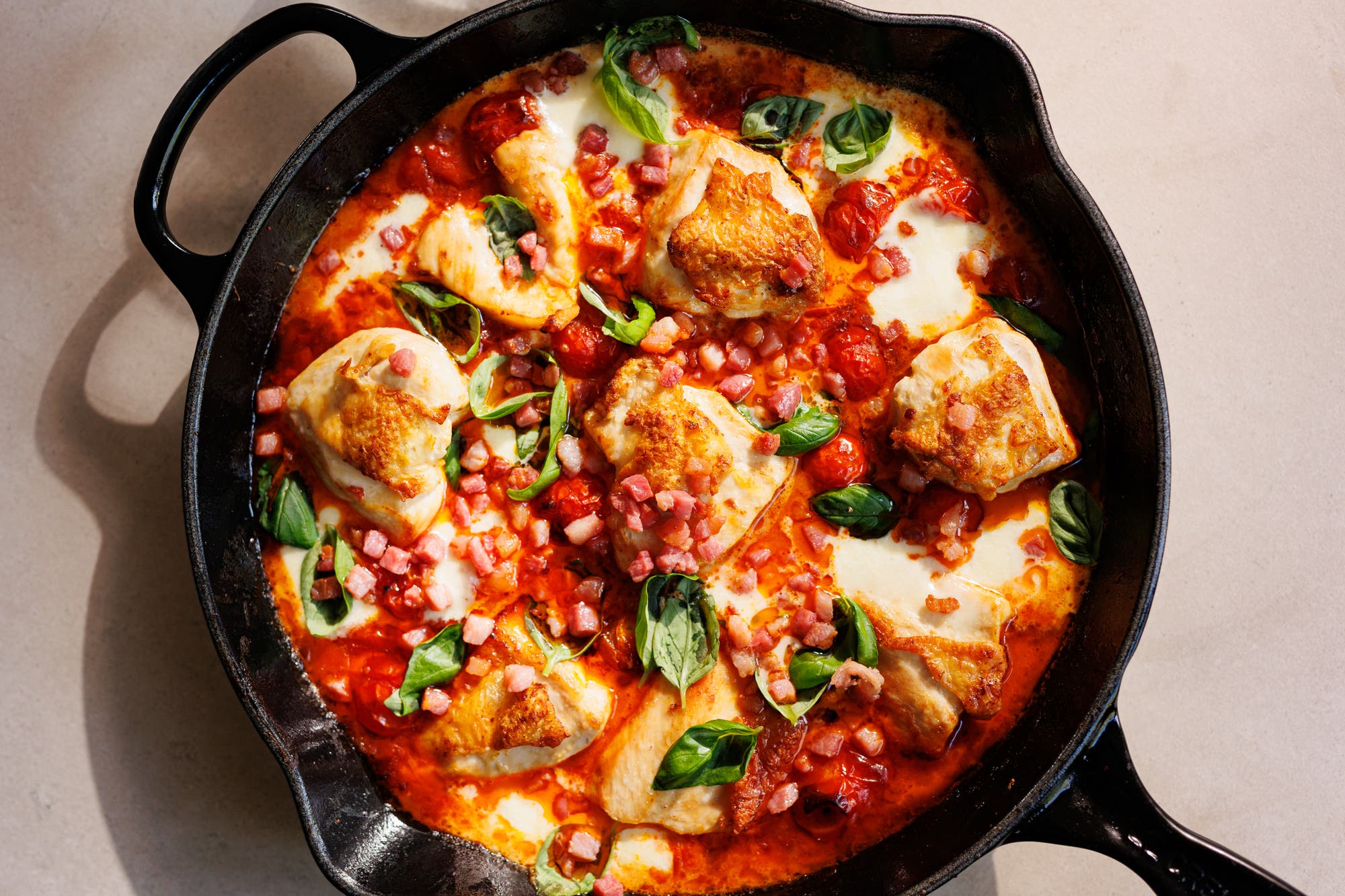 Alt-i-ett kyllingpanne med tomat, pancetta og mozzerella