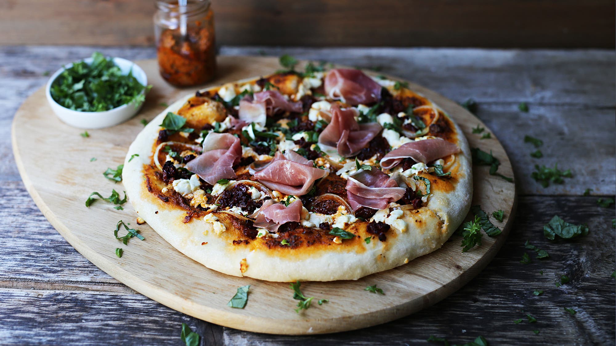 Pizza med rød pesto og parmaskinke