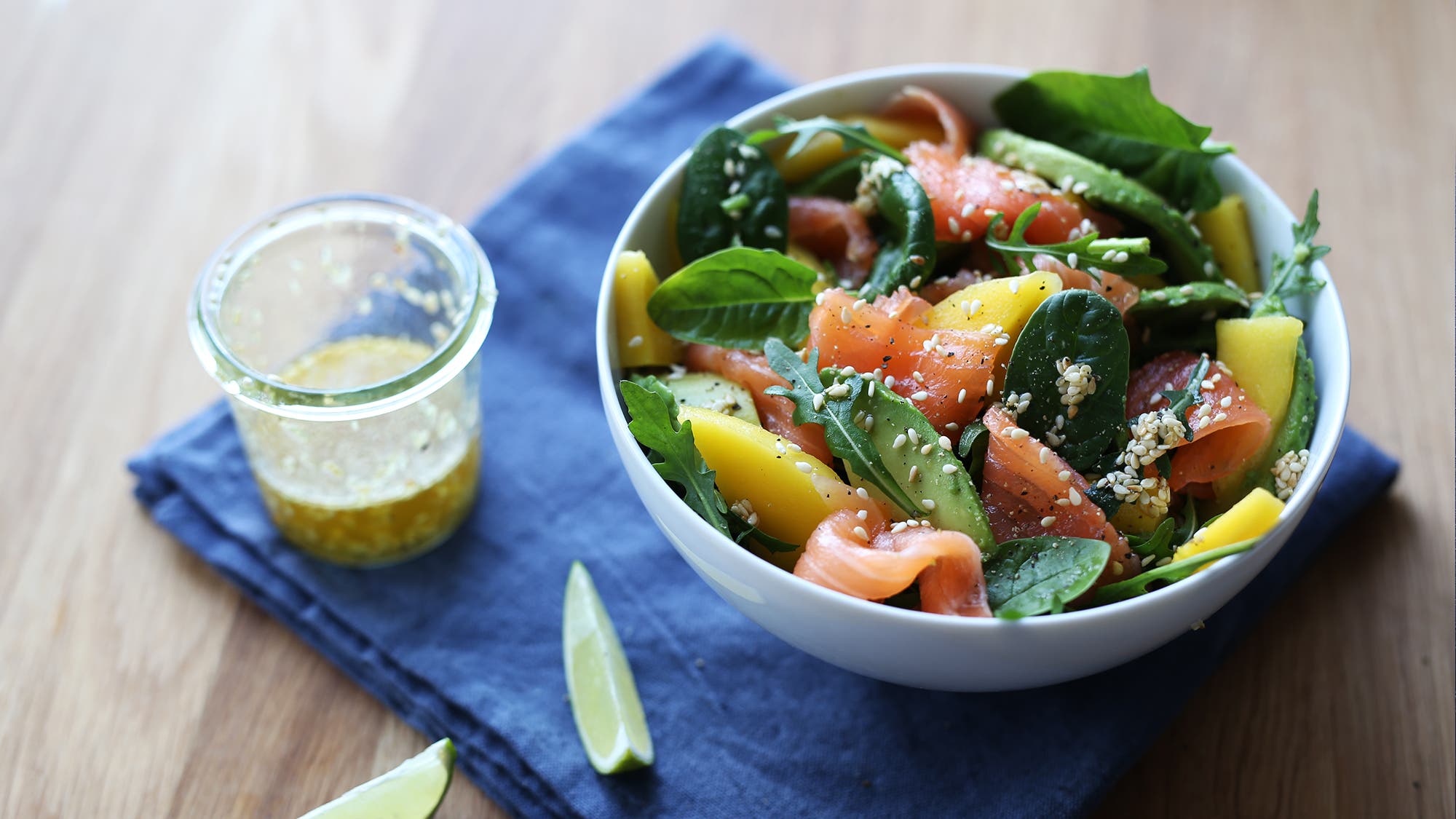 Salat med røkelaks, mango og avokado