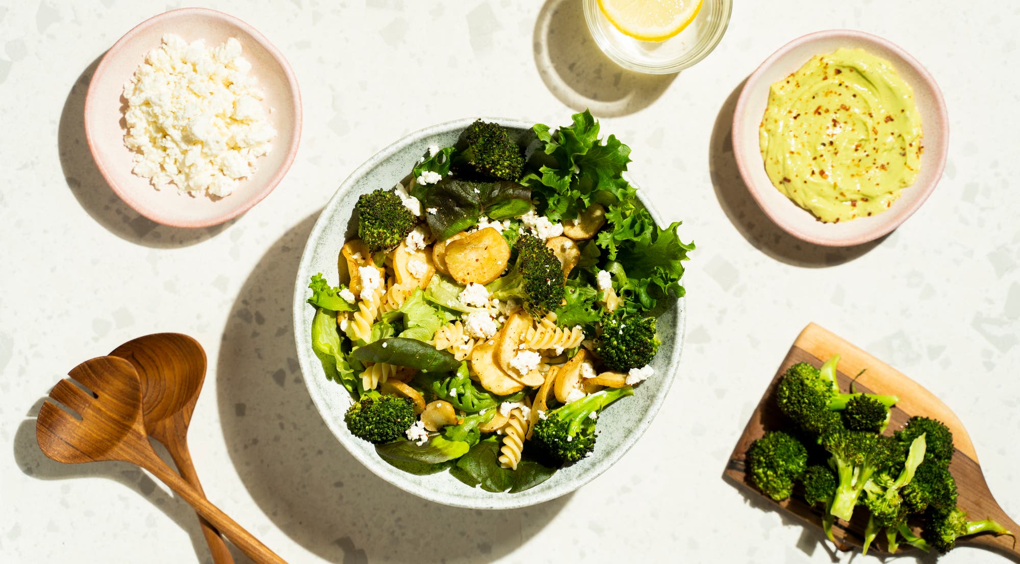 Rask og kremet pastasalat med avokadodressing