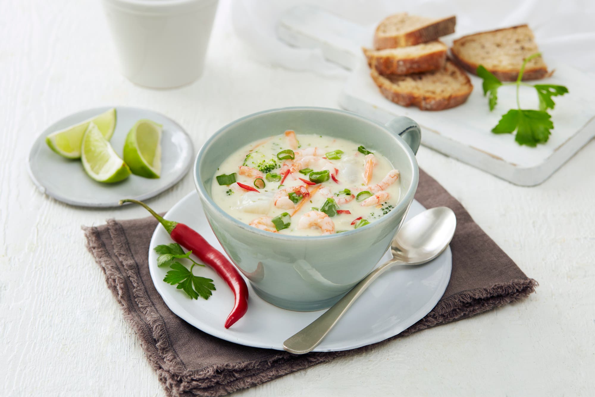 Kremet fiskesuppe med torsk, vårløk og chili