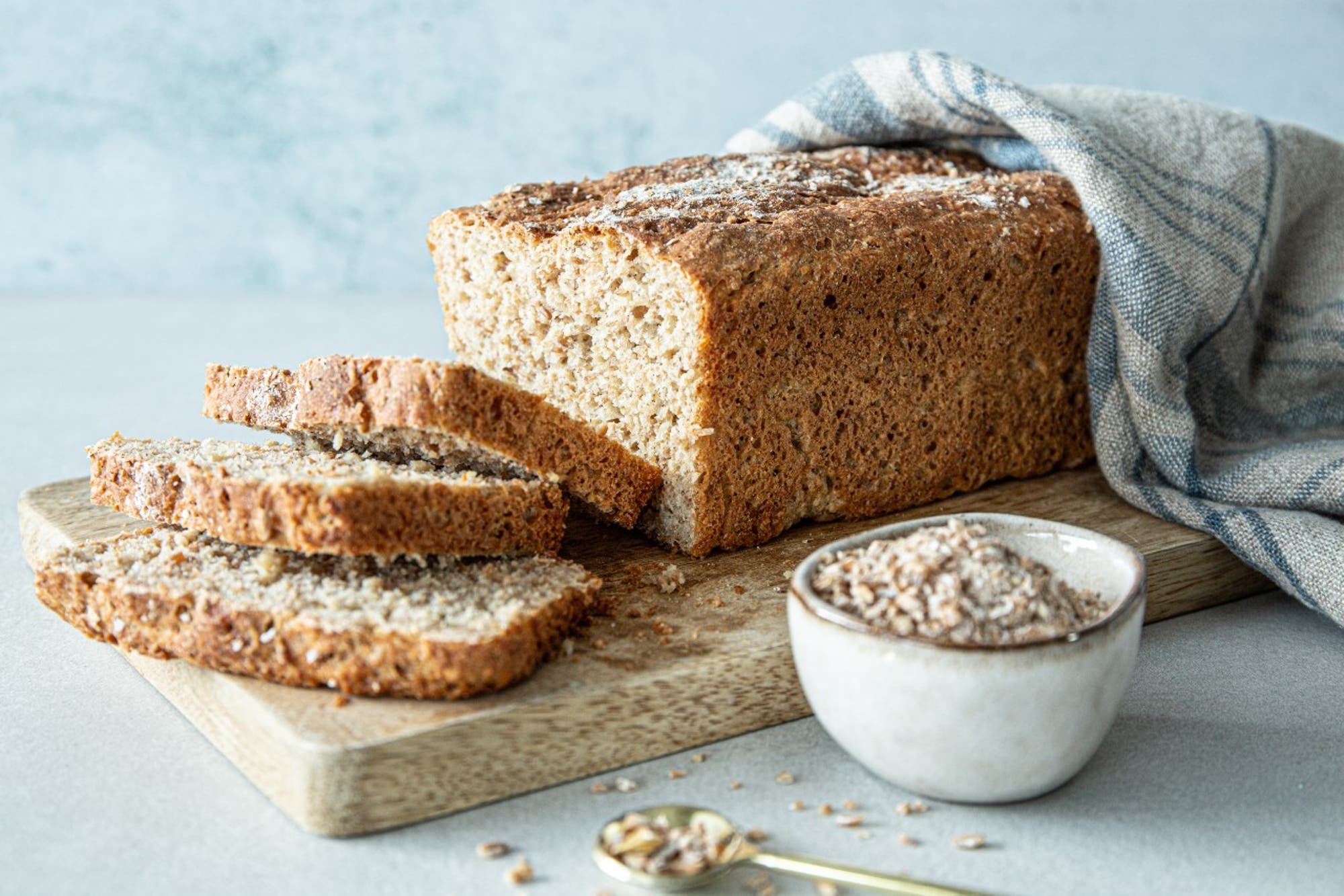 Hjemmelaget helkornbrød