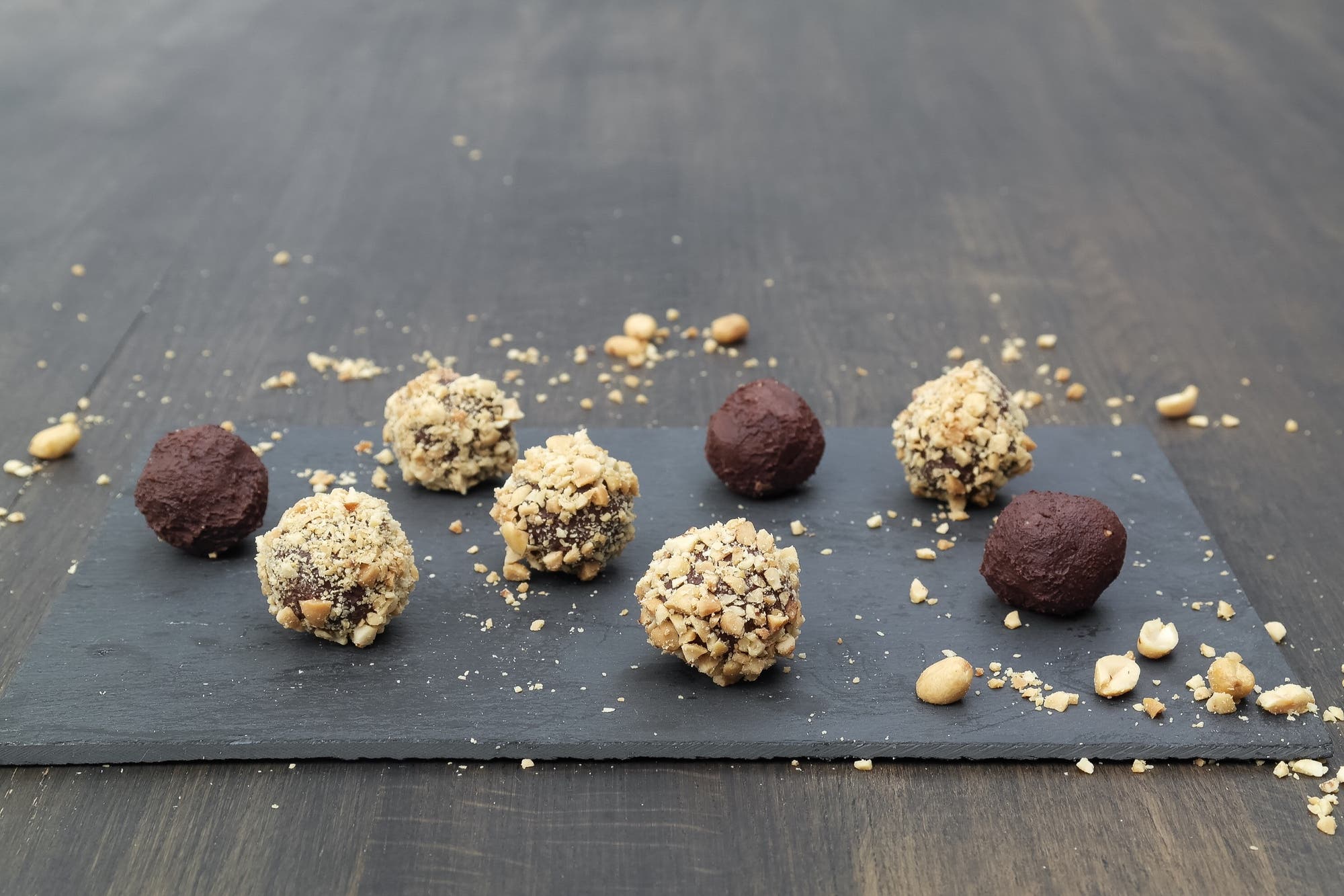 Sjokoladetrøfler med salte peanøtter