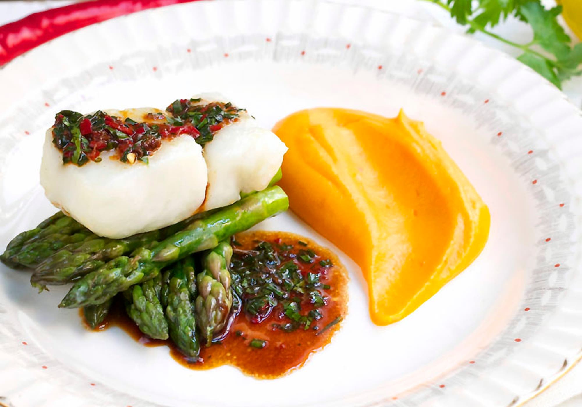 Torsk med søtpotetpure, lettstekte asparges og soyasmør