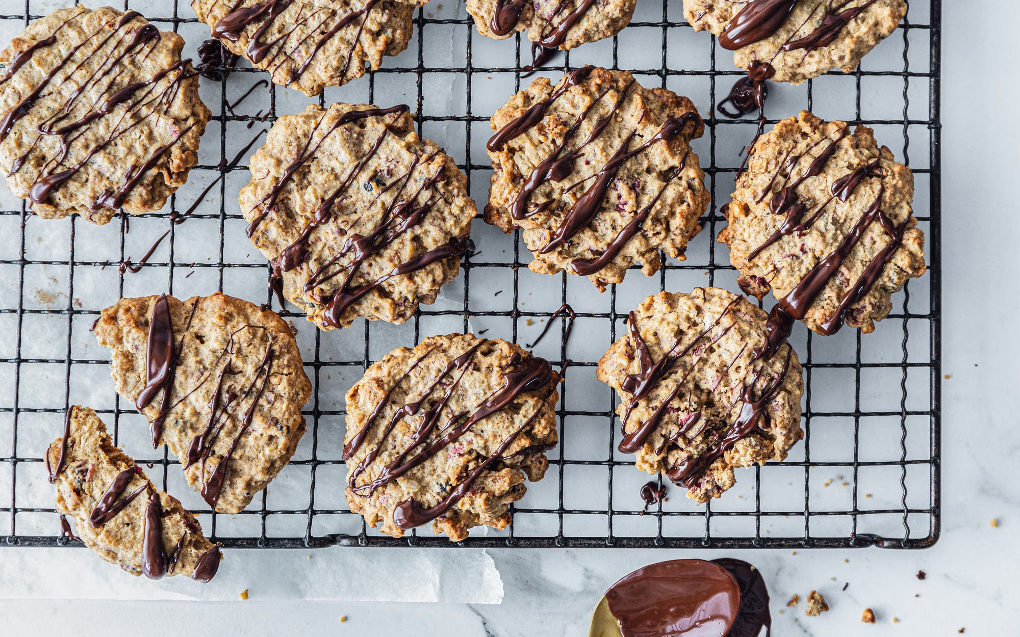 Hjemmelaget kjeks med granola og mørk sjokolade