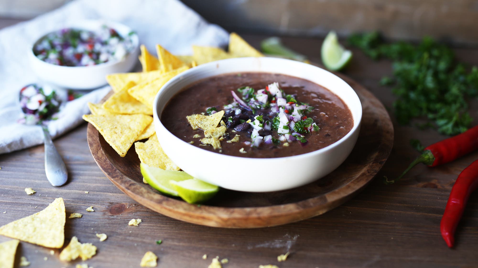 Meksikansk bønnesuppe med salsa og nachos
