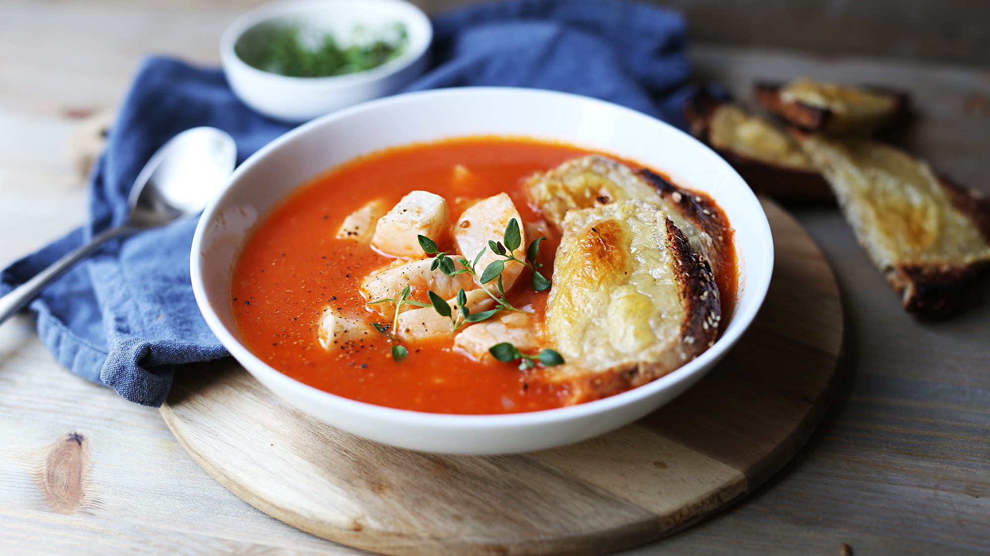 Rask fiskesuppe med ostesmørbrød