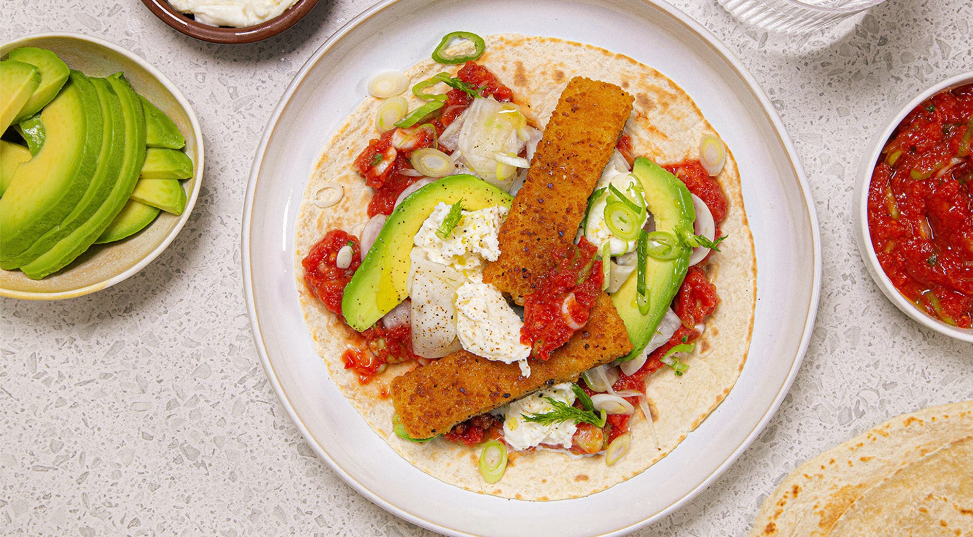 Wrap med fiskepinner, mozzarella og tomatsalsa