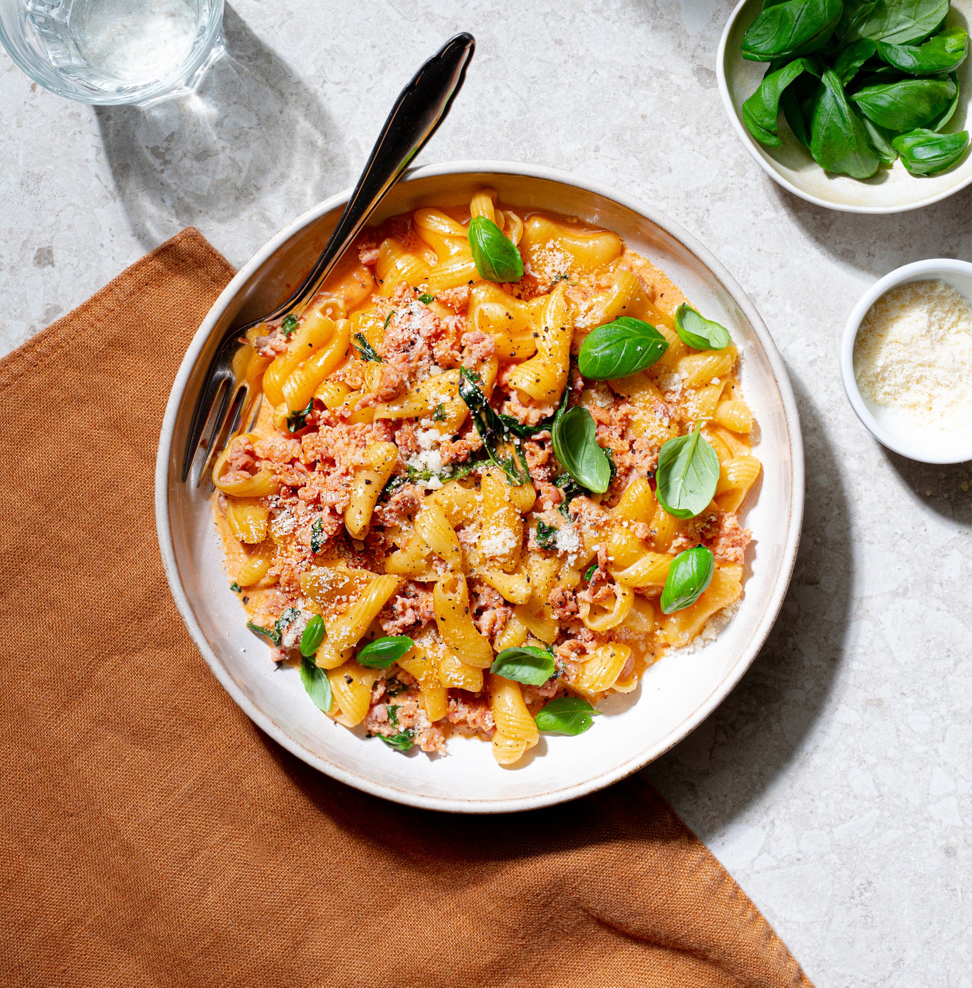 Rask kremet pasta med salsiccia og fløte