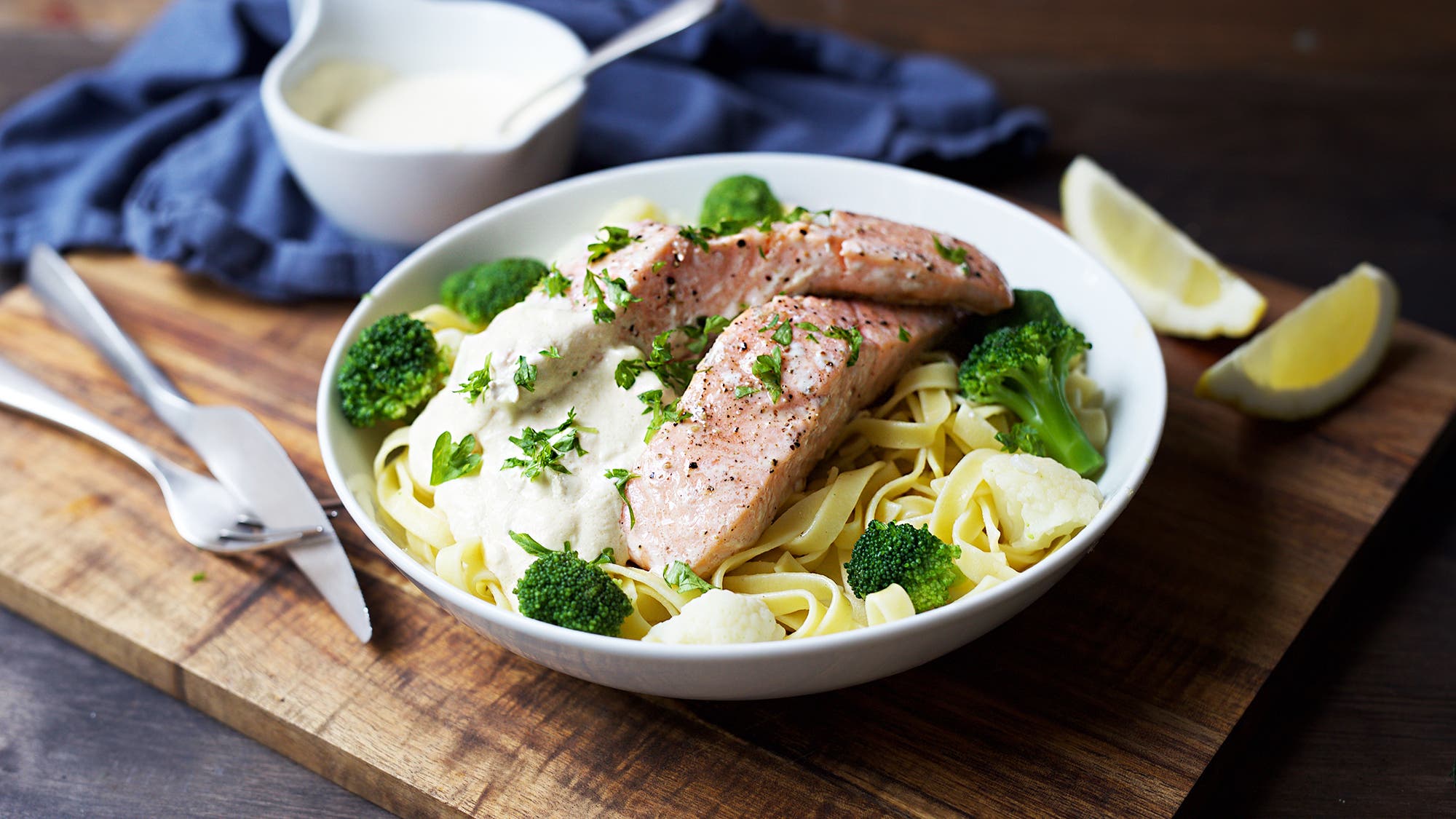 Kremet laks i panne med grønt