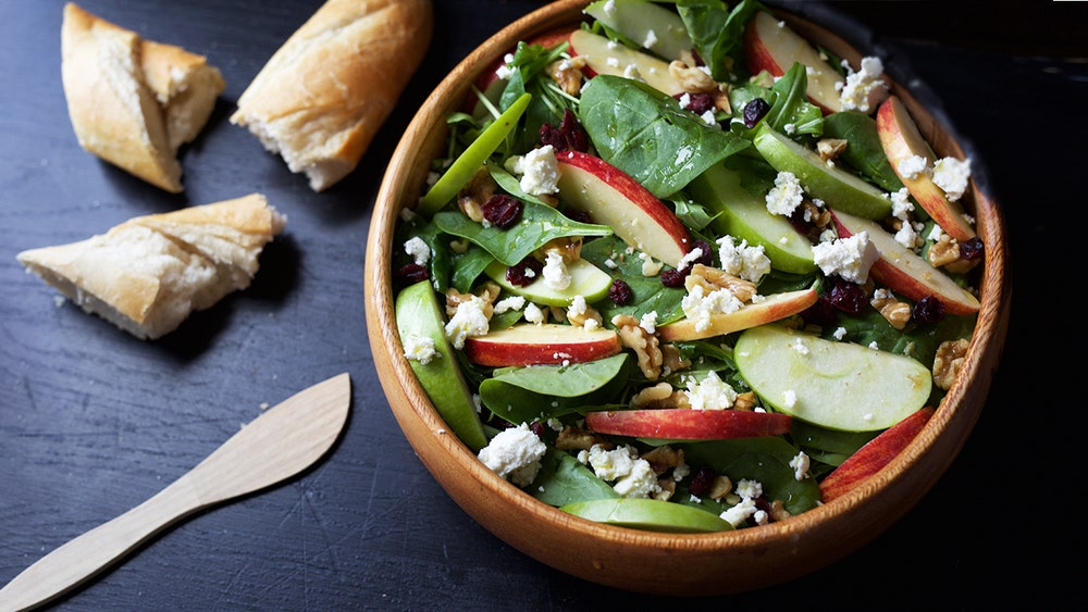 Sommersalat med eple og valnøtt