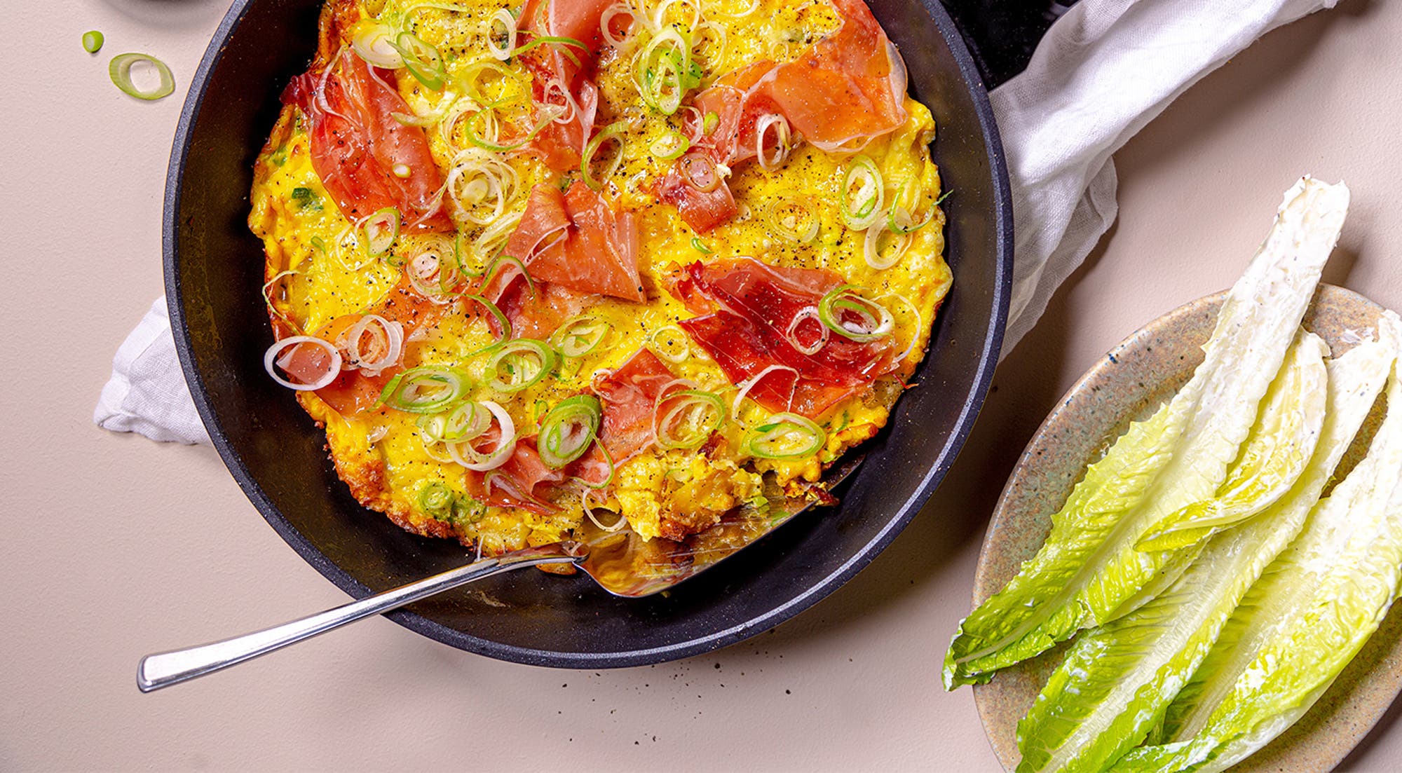 Bondeomelett med spekeskinke og salat