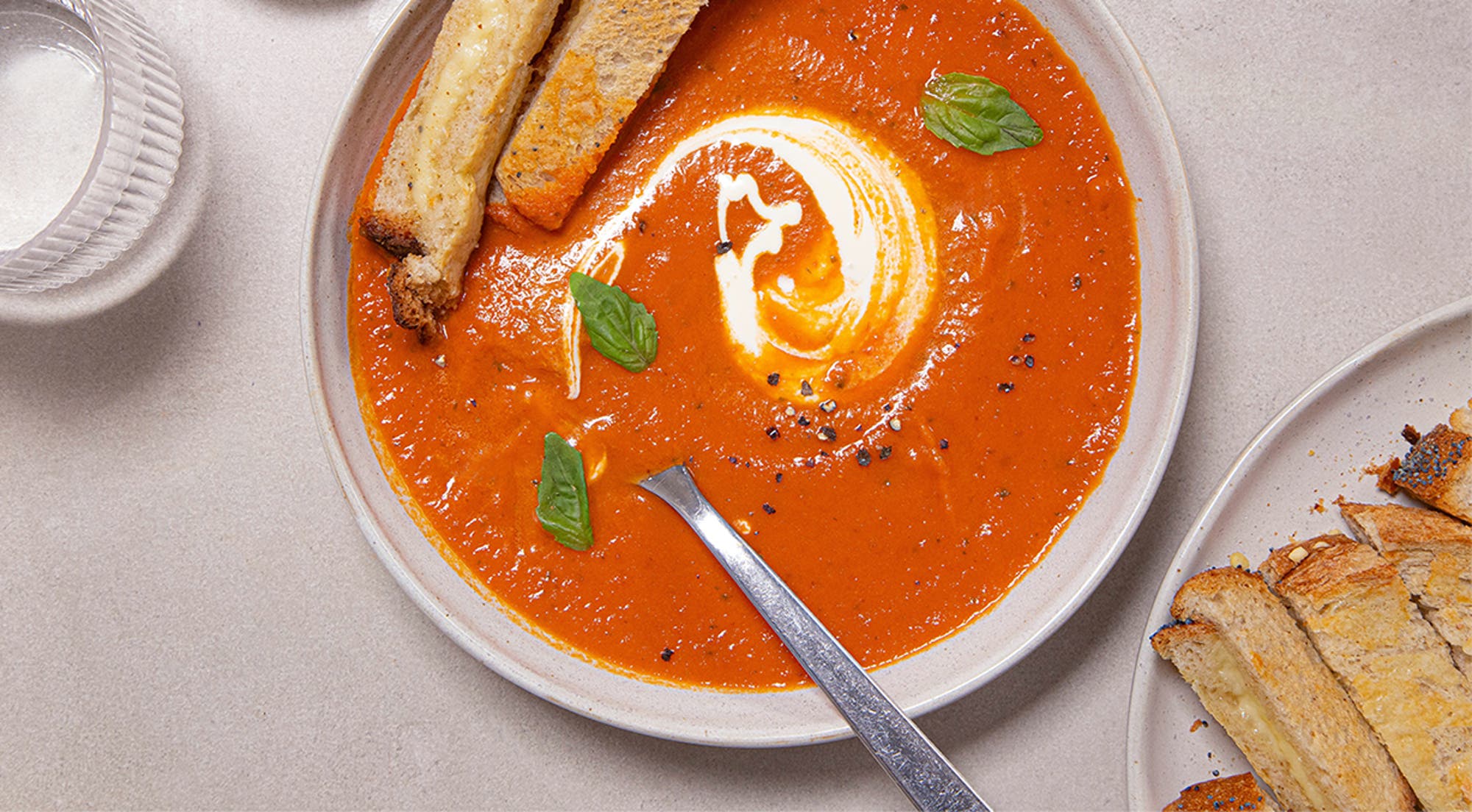 Tomatsuppe med ostesmørbrødstenger