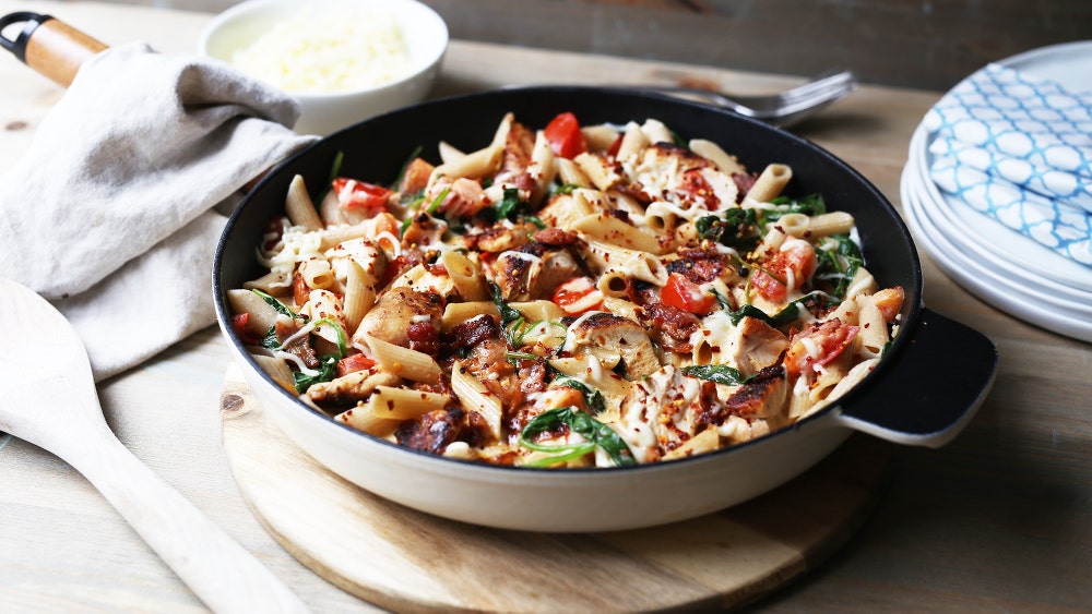 Pastapanne med kylling, bacon og spinat