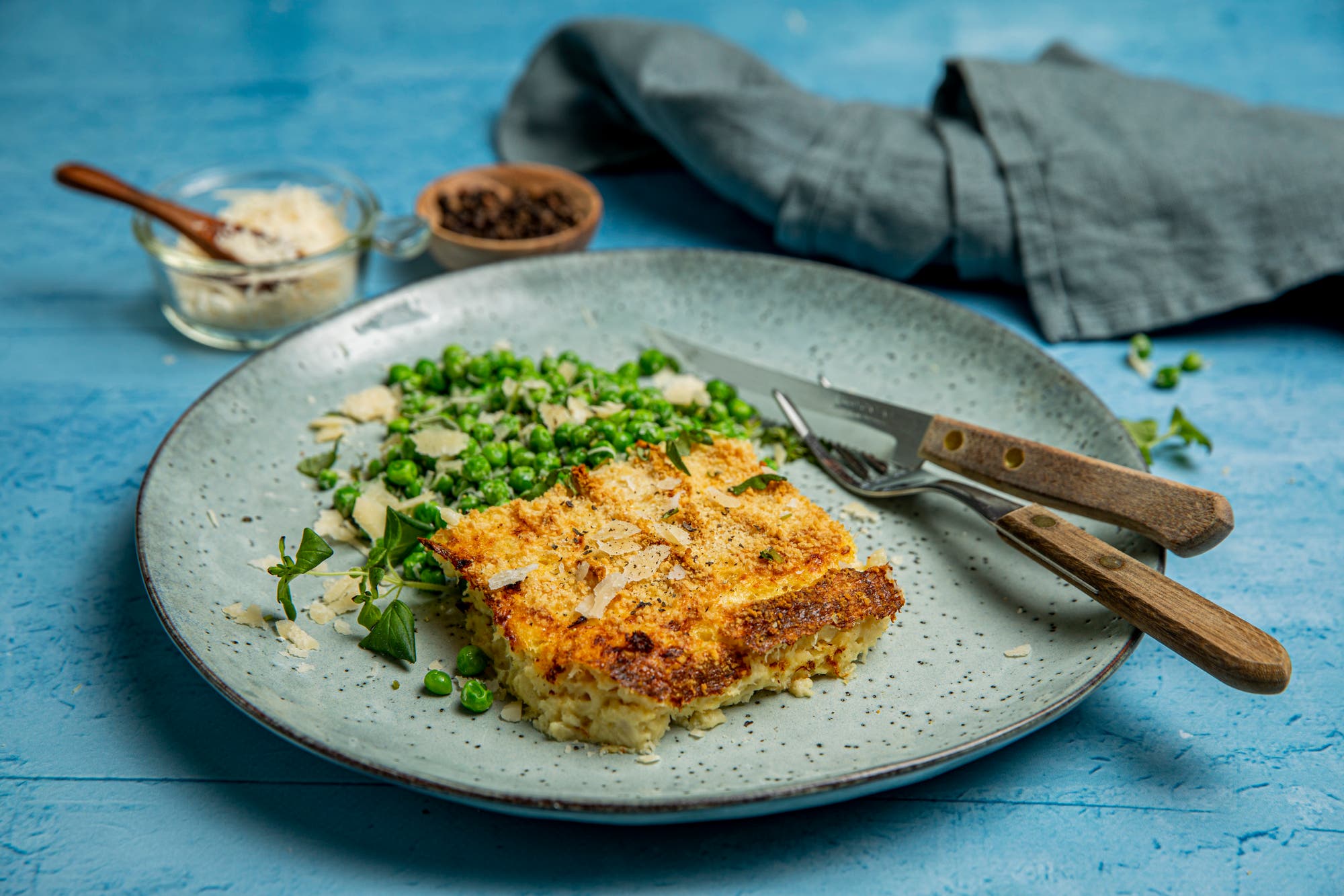 Fiskegrateng med erter og revet parmesan