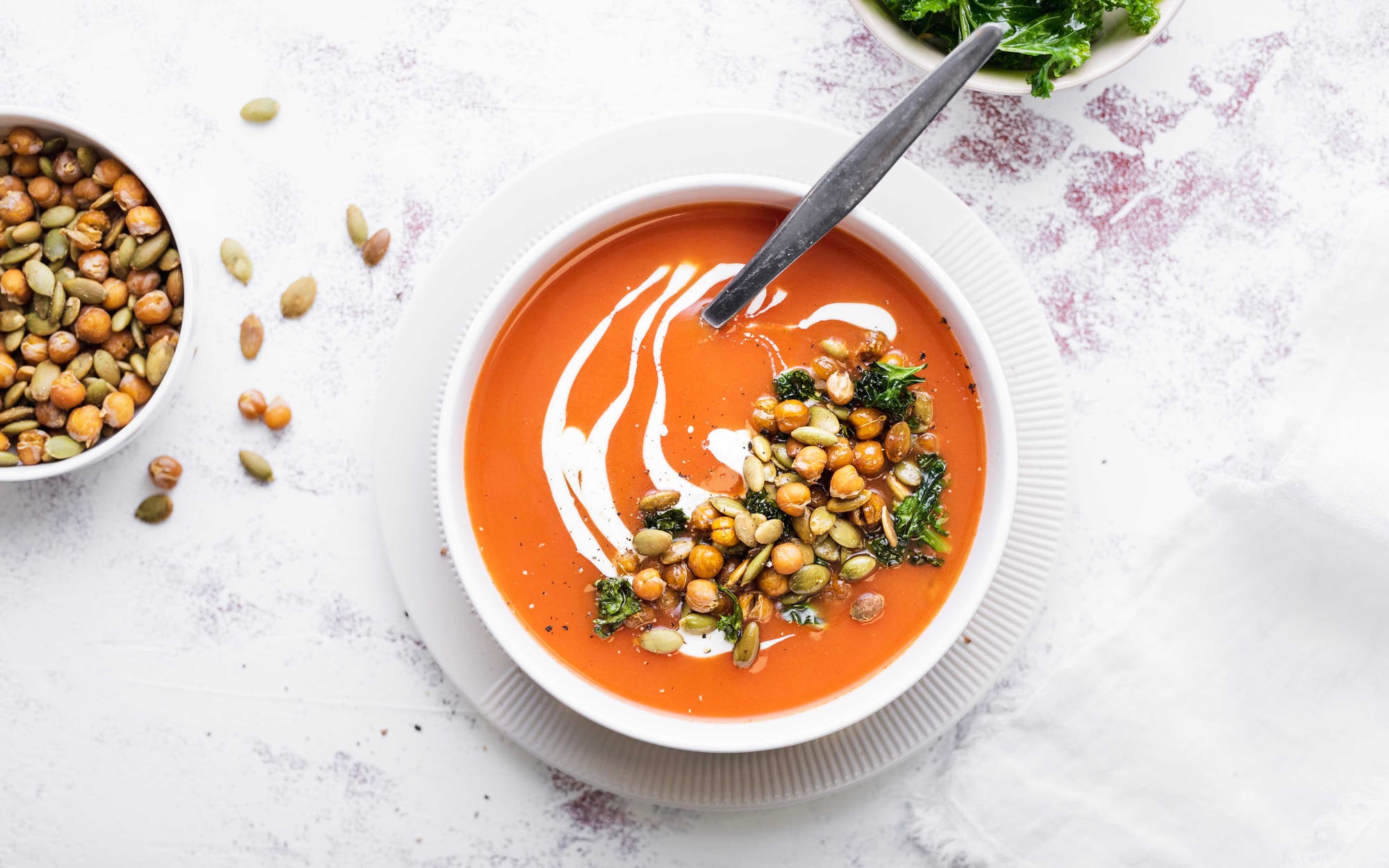 Tomatsuppe med sprø kikerter og gresskarkjerner