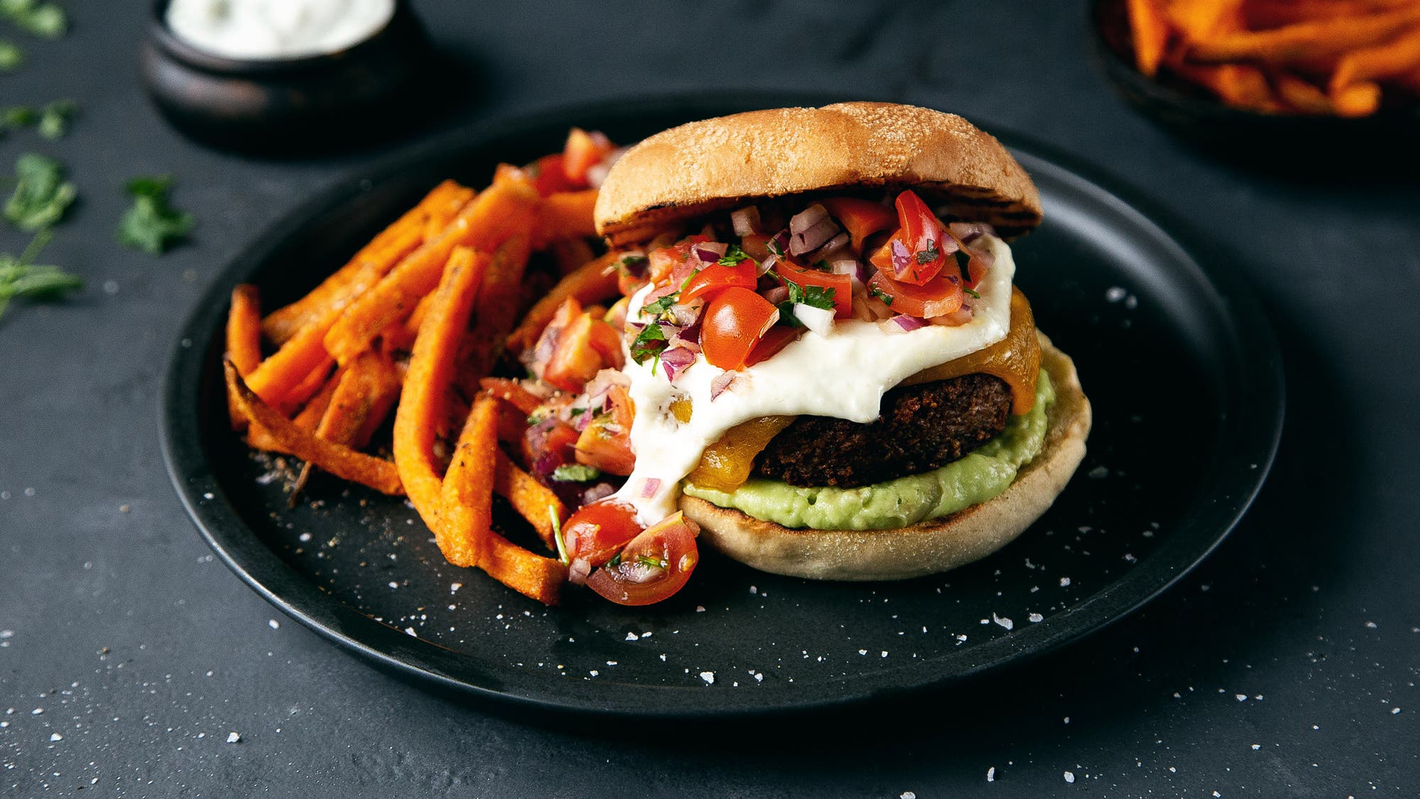 Beyond Meat burger med søtpotetfries